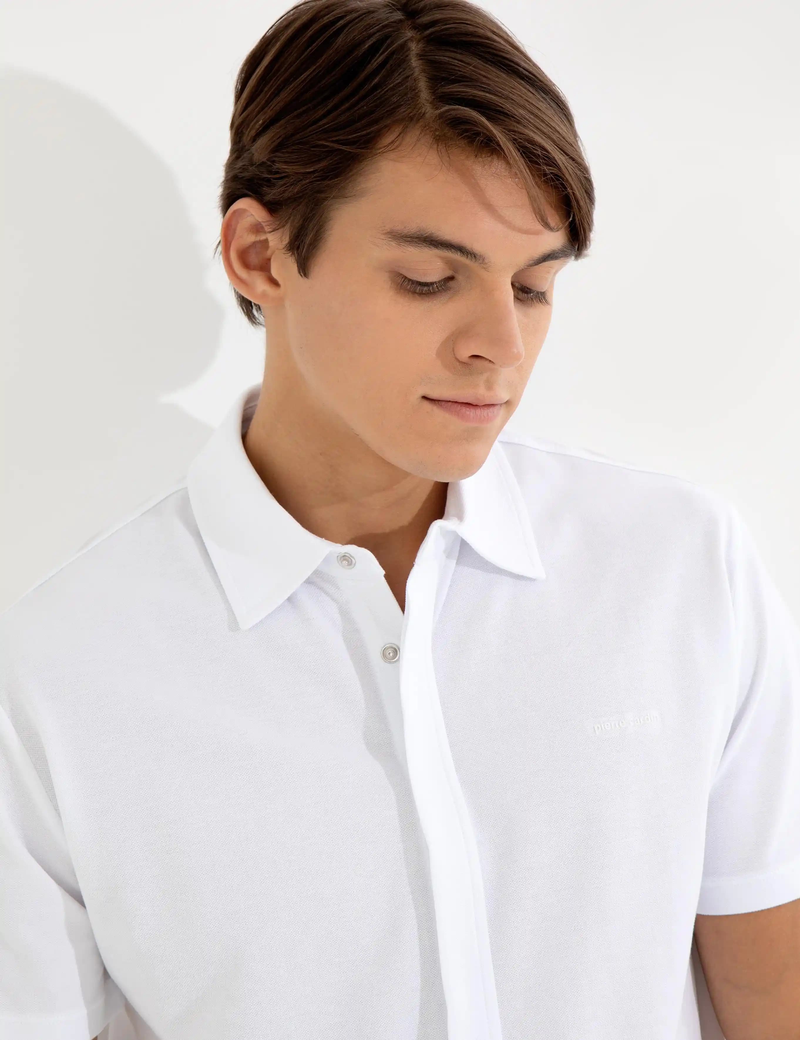 Kadın Modasında Gömlek İçine Tişört Kullanımı: Stil ve Konforun Mükemmel Buluşması