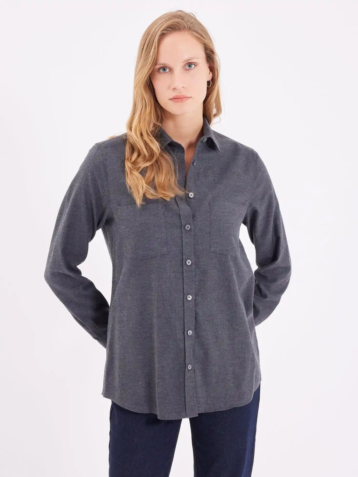 Kadın Modasında Gri Gömleklerin Zamansız Şıklığı ve Stil İpuçları