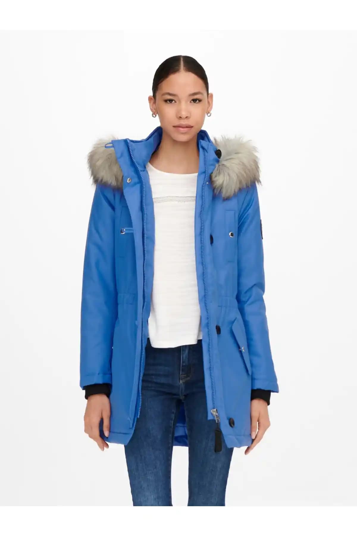 Kadın Modasında Mavi Parka Trendleri: Şıklık ve İşlevselliğin Buluşması