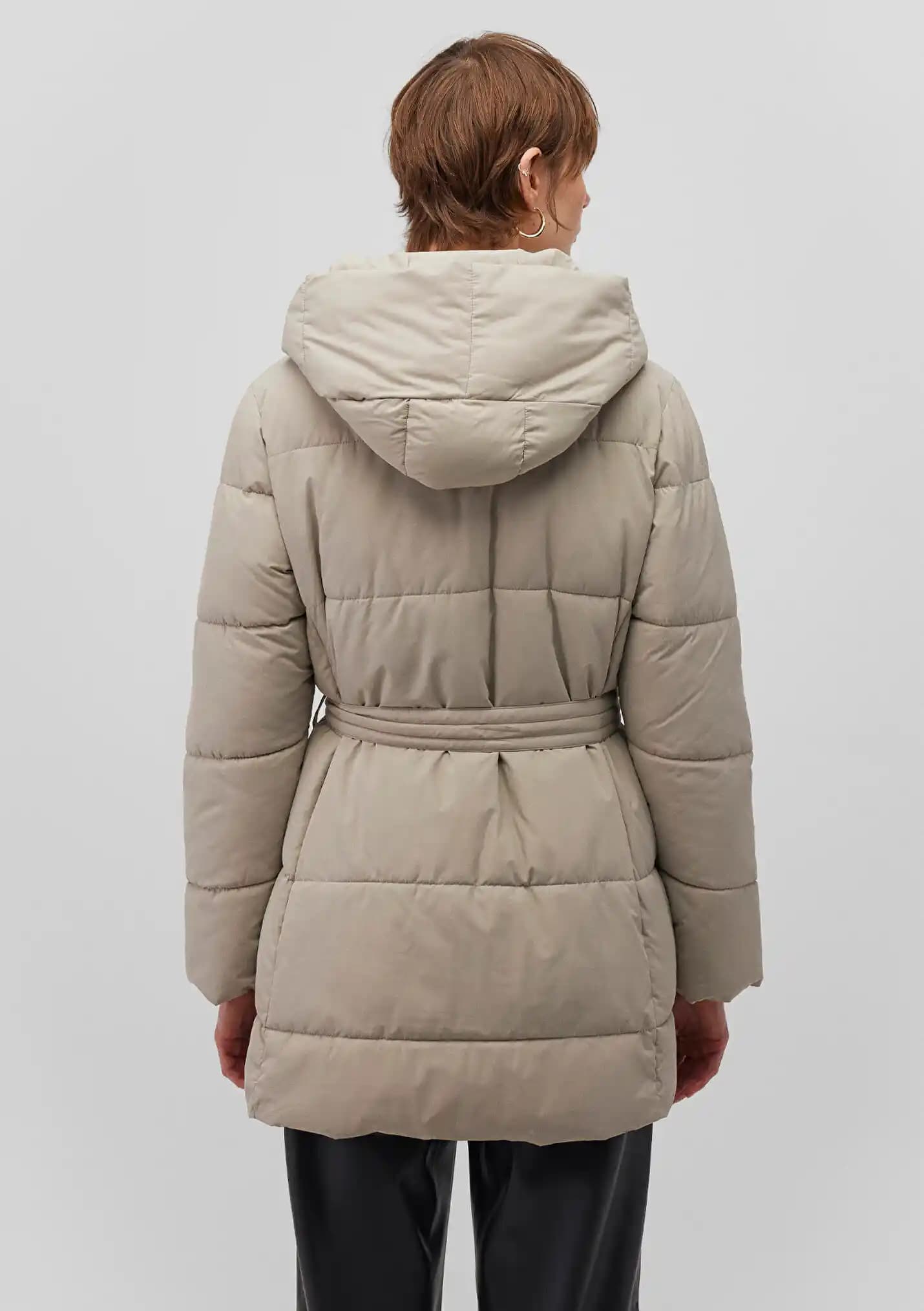 Kadın Modasında Mavi ve Bej Renklerin Şıklık ve Tarz Katmadaki Önemi