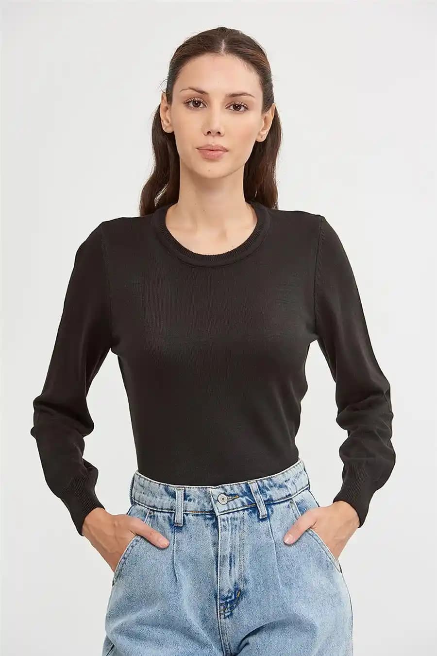 Kadın Siyah Triko Kazaklar: Modanın Zamansız ve Çok Yönlü Parçası