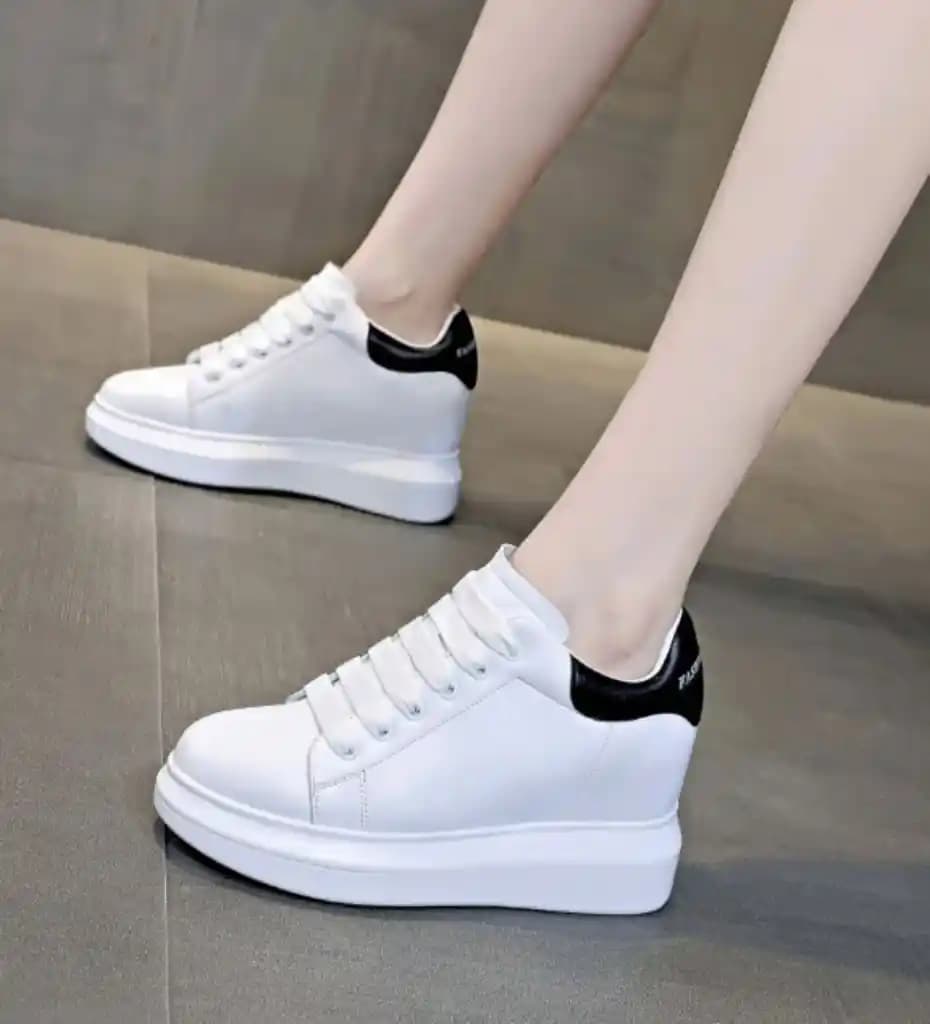 Kadın Sneaker Modelleri ve Trendleri 2024: Rahatlık ve Şıklığın Buluşması