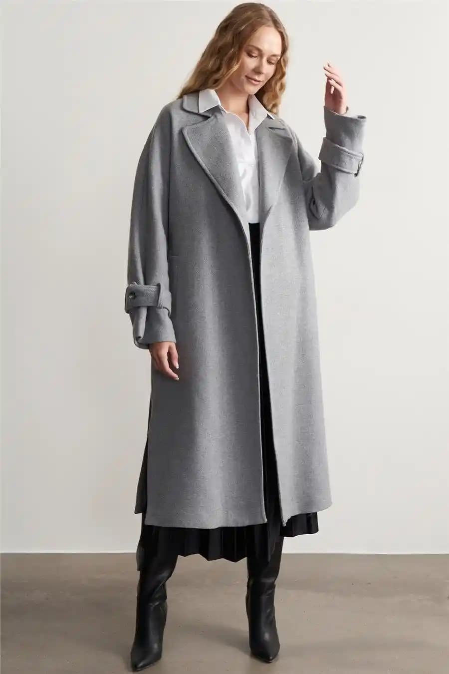 Kadın Uzun Kaşe Kabanlar: Kış Şıklığının Zamansız ve Çok Yönlü Seçeneği