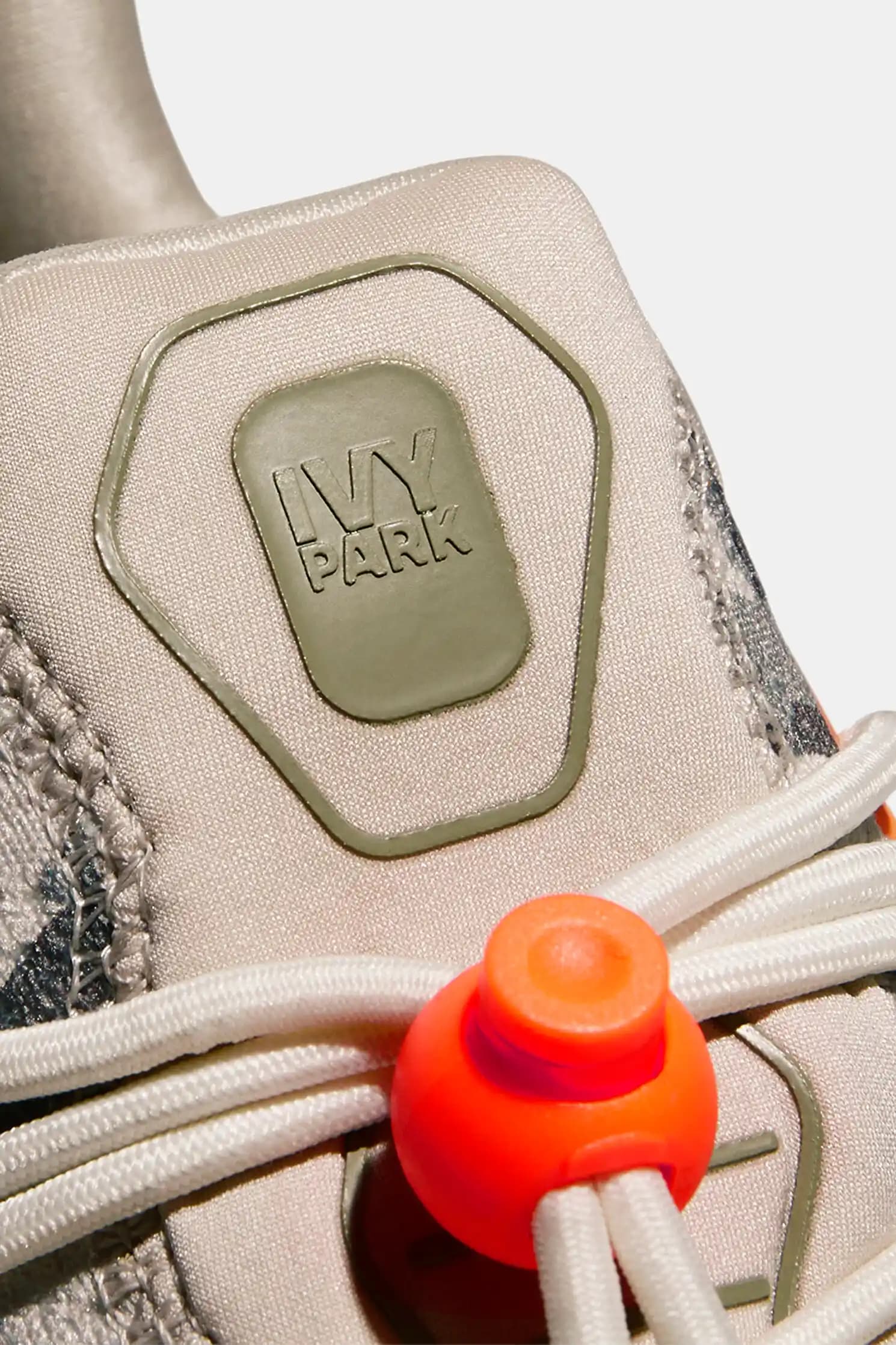 Kadınlar İçin Adidas Düz Taban Ayakkabılar: Moda ve Konforun Buluşması