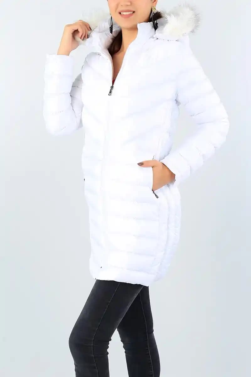 Kadınlar İçin Beyaz Mont Seçimi ve Kombinasyonları Rehberi