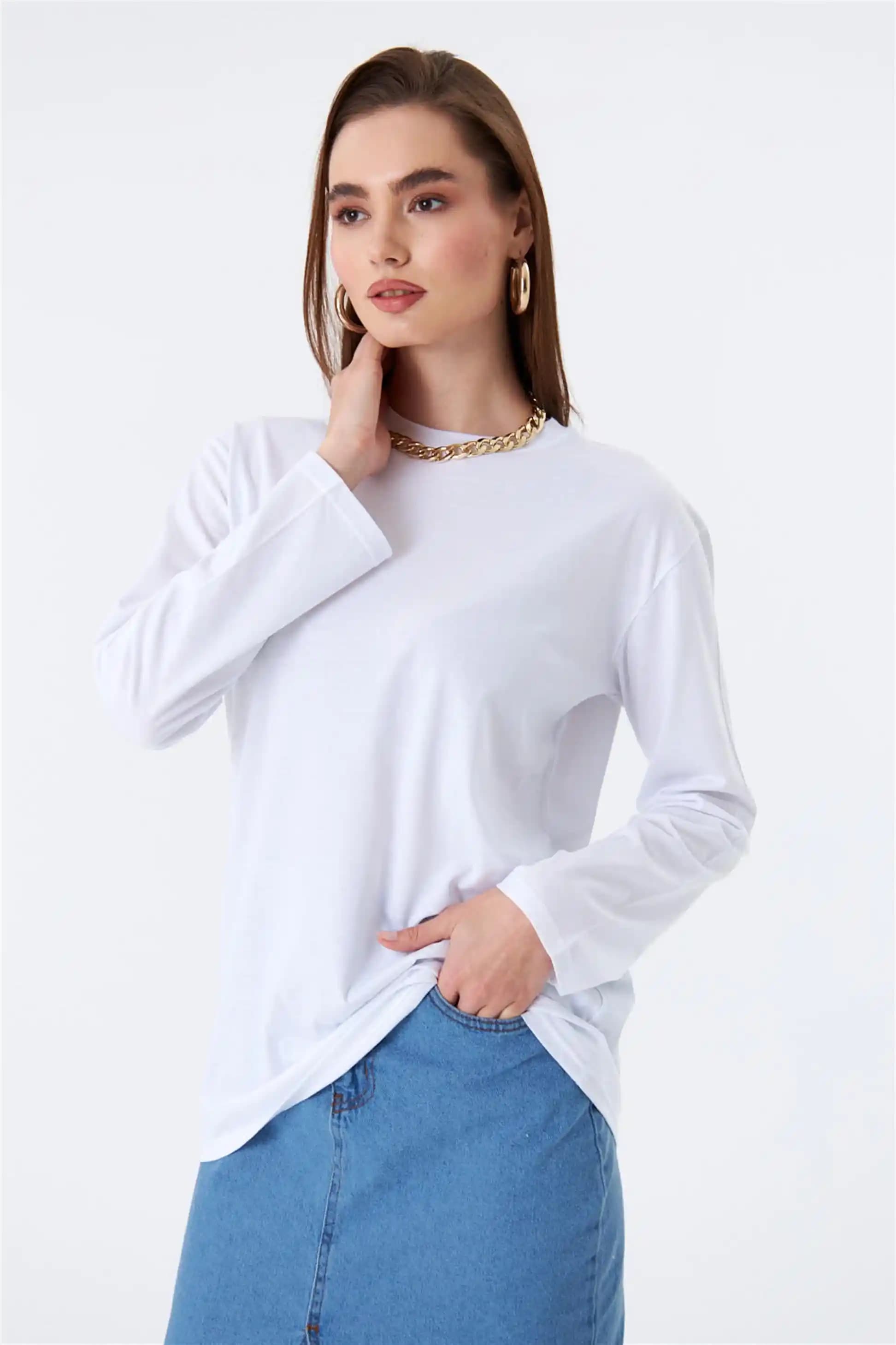 Kadınlar İçin Beyaz Uzun Kollu Tişört Kombinleri ve Moda Trendleri Analizi