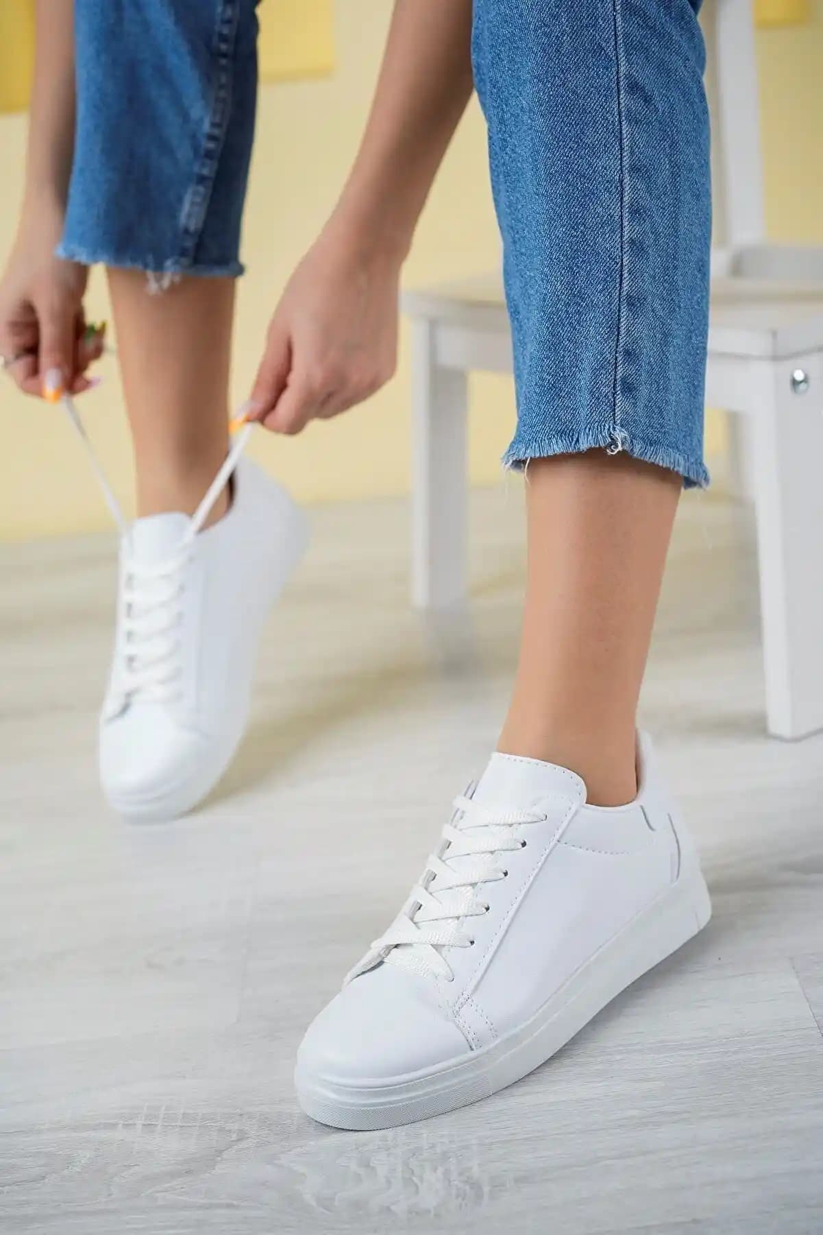 Kadınlar İçin Beyaz Yürüyüş Ayakkabıları: Moda ve Konforun Uyumunu Yakalayın