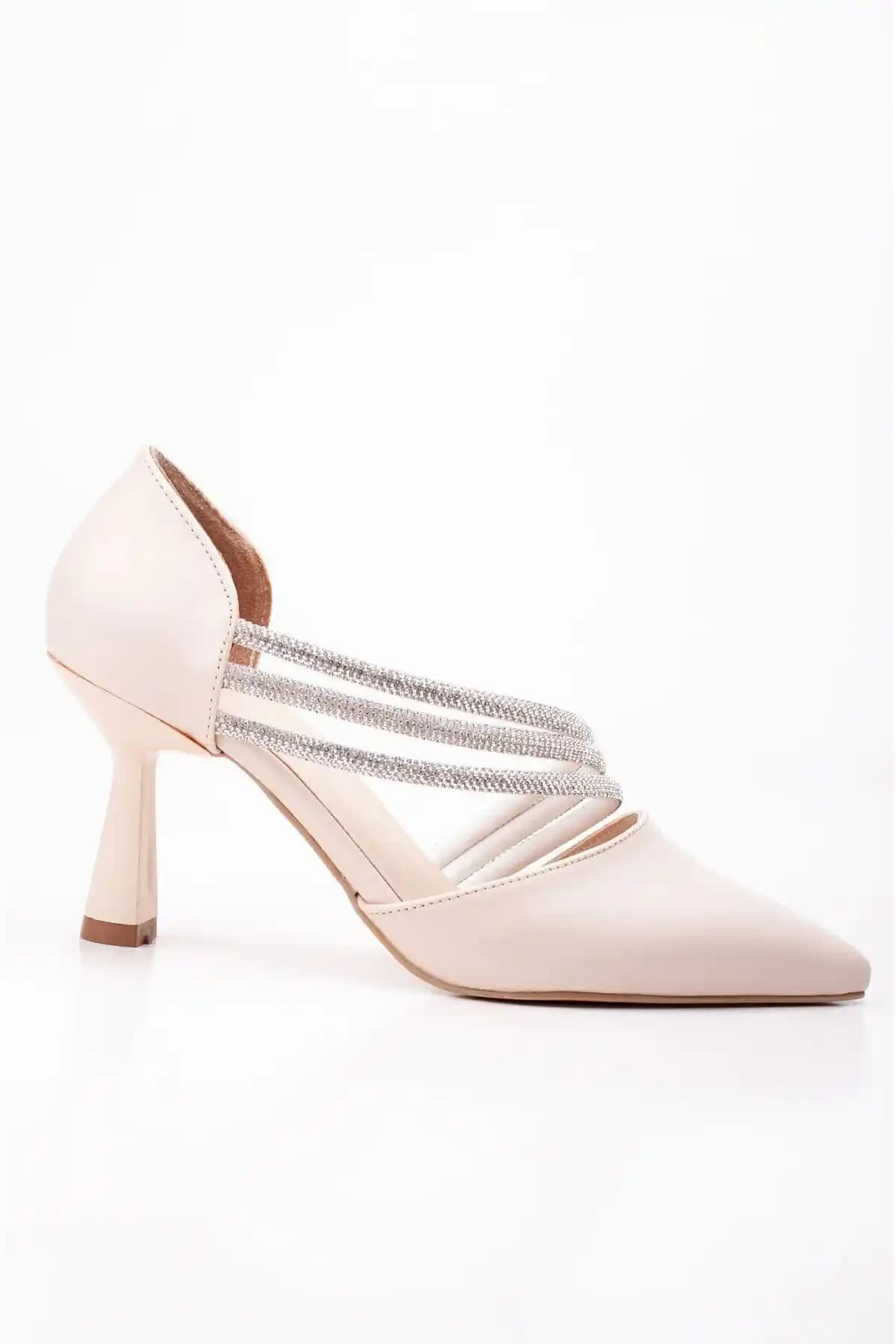 Kadınlar İçin Düğün Ayakkabısı Seçiminde Moda ve Konforun Uyumunu Sağlama Rehberi