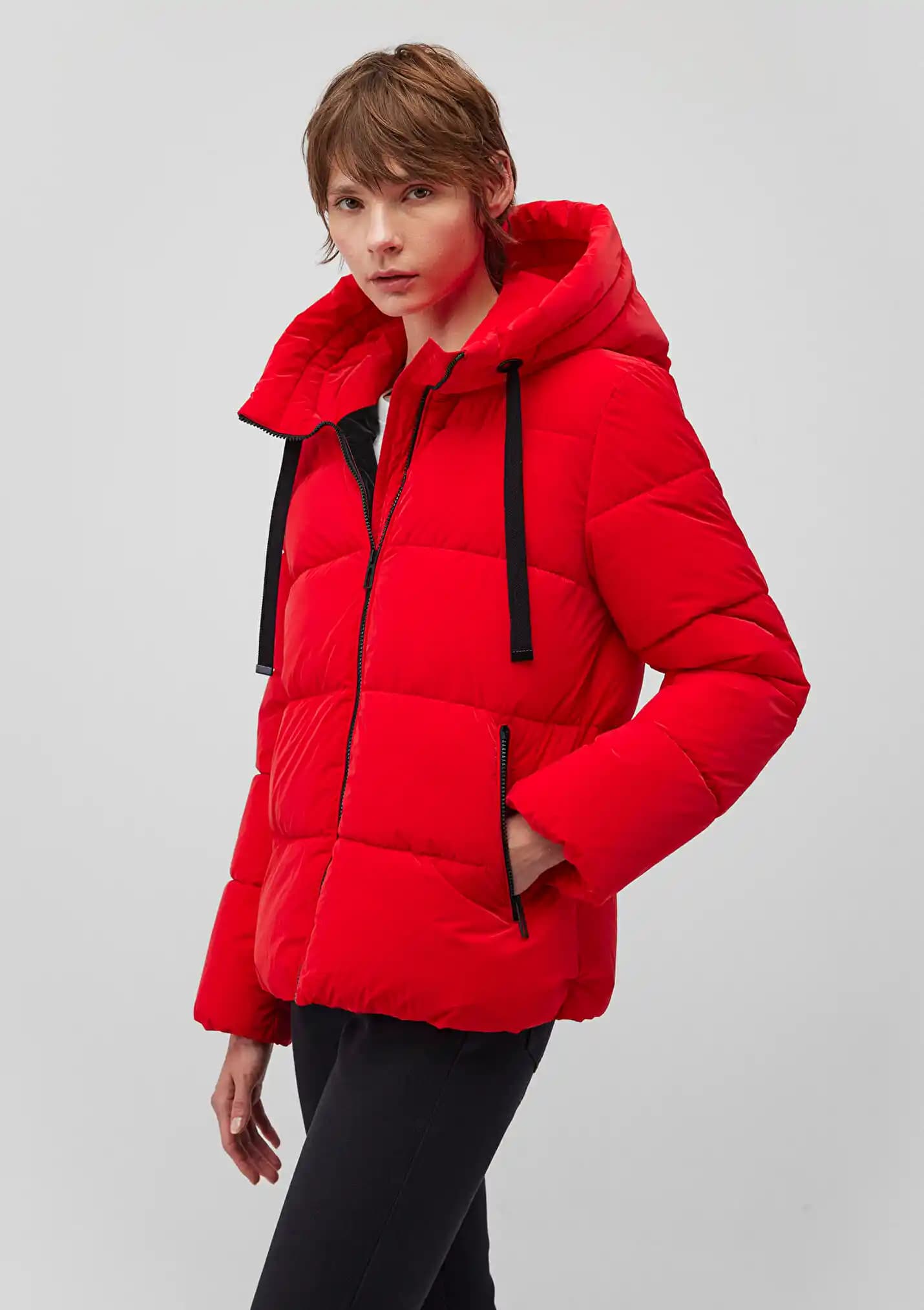 Kadınlar İçin Mavi ve Kırmızı Mont Seçenekleri: Stil ve Fonksiyonellik Bir Arada