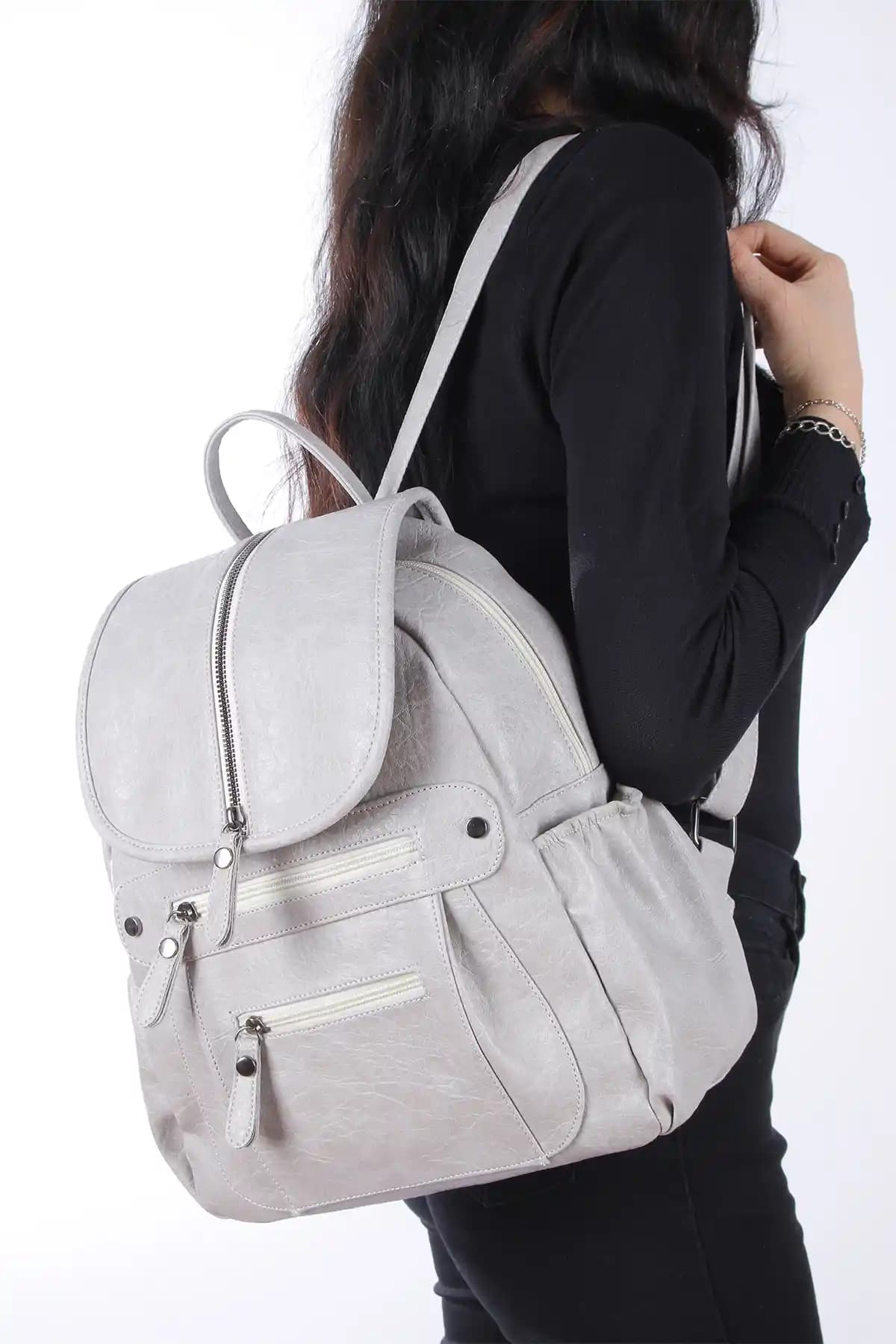 Kadınlar İçin Moda ve Fonksiyonelliği Bir Arada Sunan Sırt Çantası Modelleri