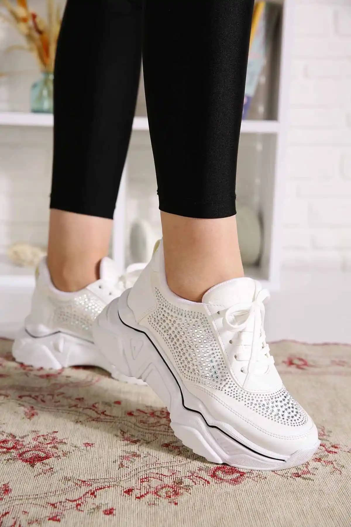 Kadınlar İçin Moda ve Konforu Bir Arada Sunan Spor Ayakkabı Trendleri ve Seçim Rehberi