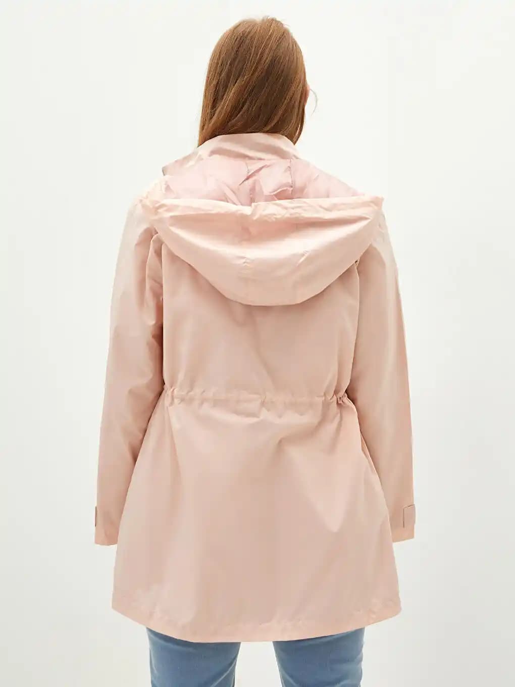 Kadınlar İçin Modern ve Şık Yağmurluk Modelleri ve Stil İpuçları