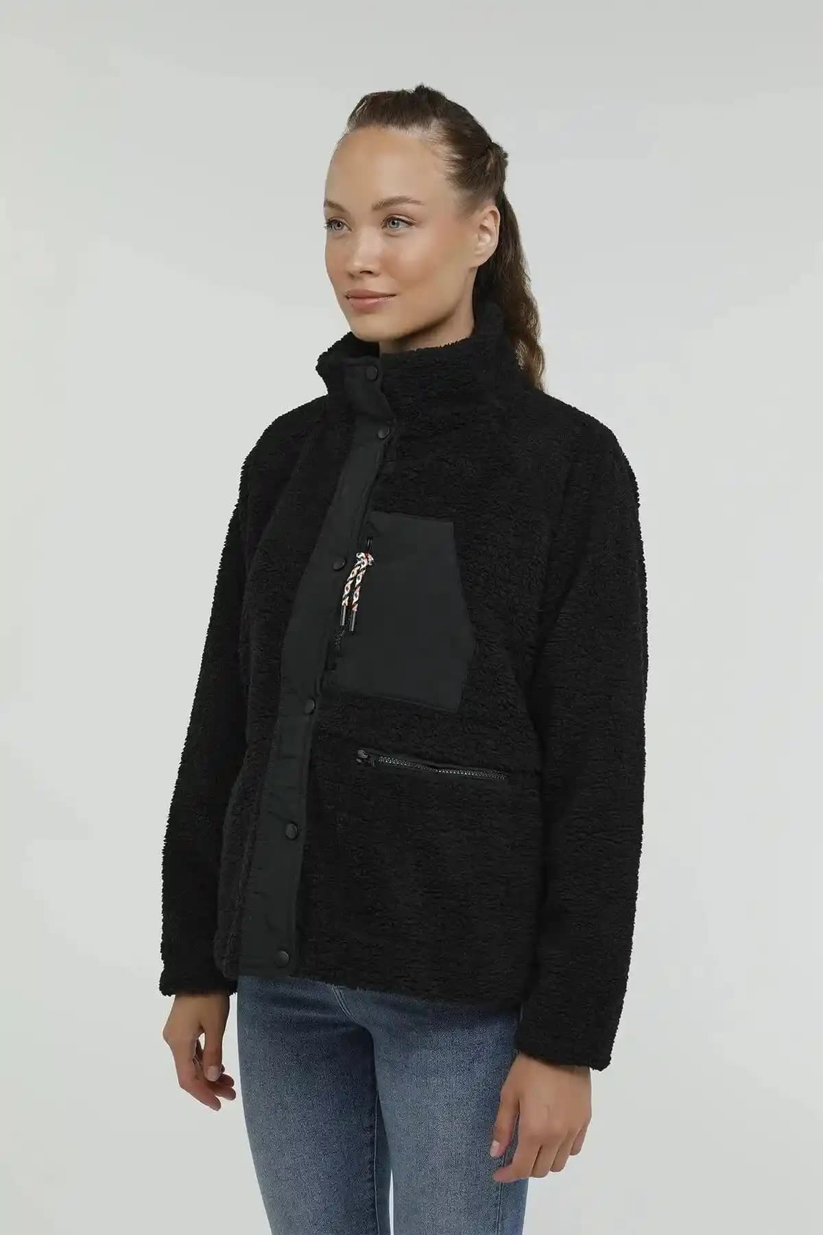 Kadınlar İçin Peluş Mont Trendleri ve Stil İpuçları Modern ve Konforlu Giyim İçin