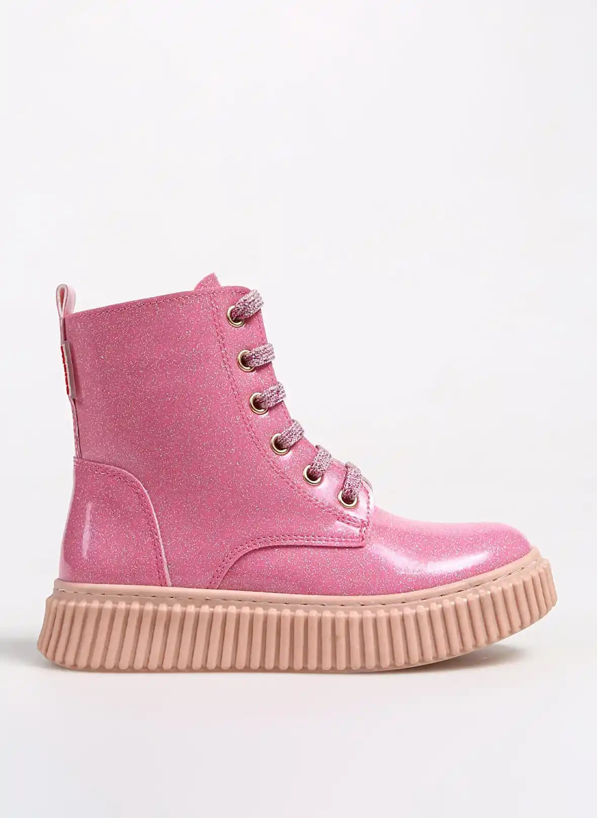 Kadınlar İçin Pembe Bot Modası: Stil ve Feminenliği Yansıtan Trendler ve Kombinasyonlar