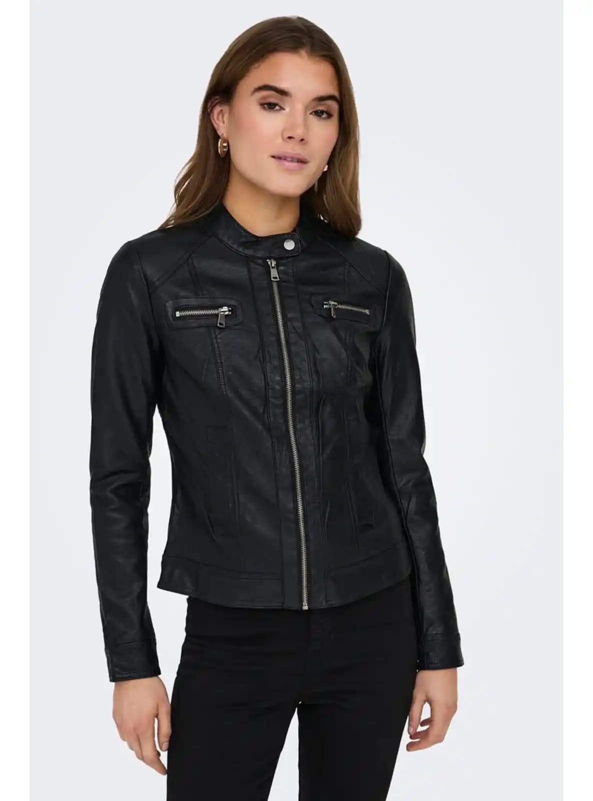 Kadınlar İçin Siyah Deri Ceket Modasında Zamansız ve Şık Bir Seçenek
