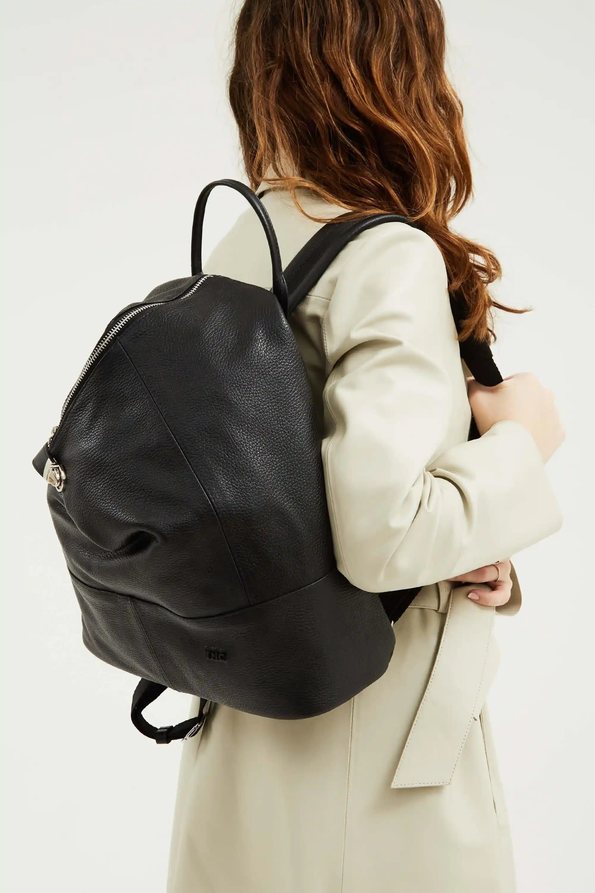 Kadınlar İçin Siyah Deri Sırt Çantası Modası ve Bakım İpuçlarıyla Şıklık