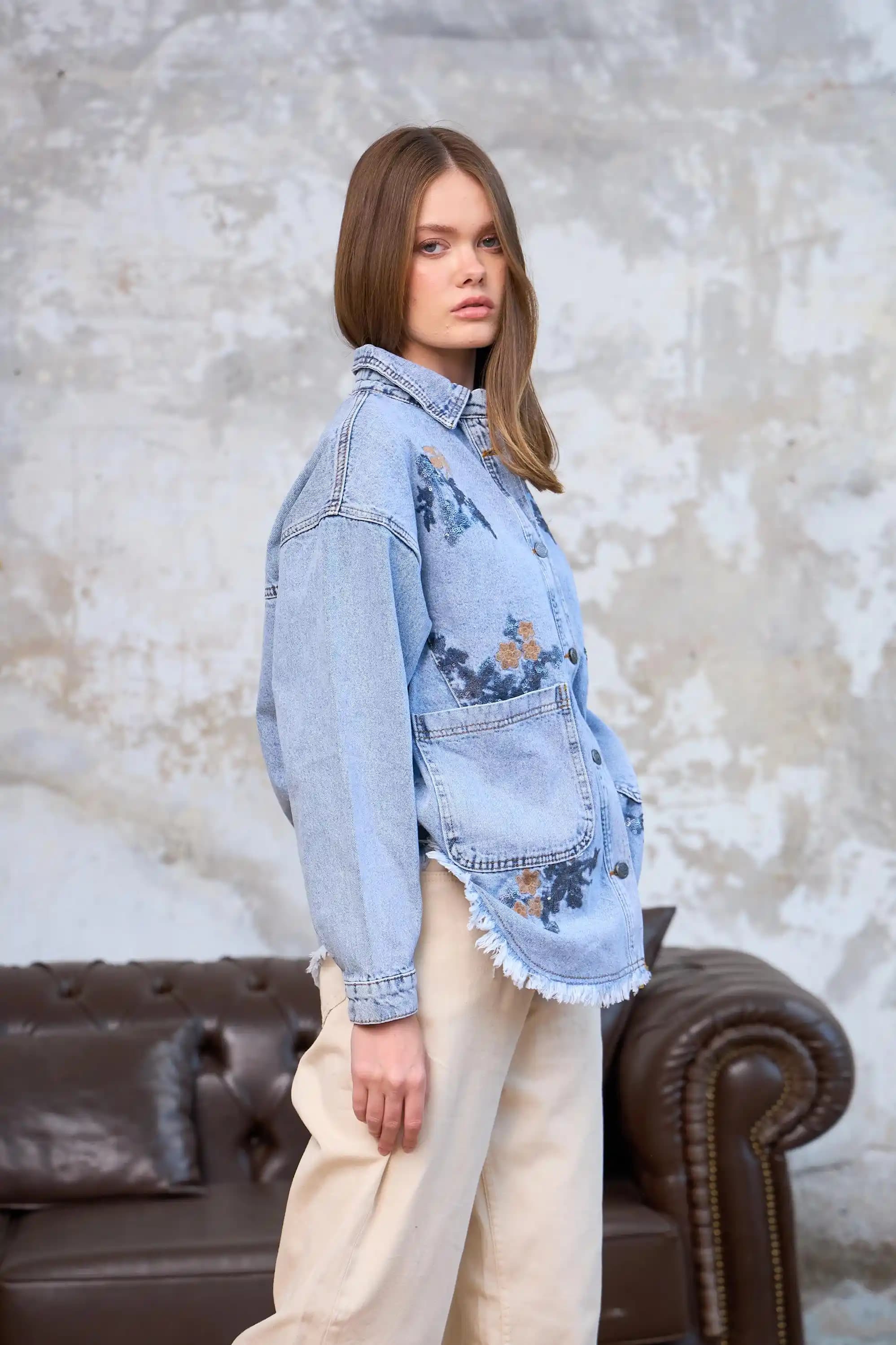 Kadınlar İçin Tasarım Ceketler: Moda Trendleri ve Stil Önerileri