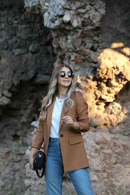 Kahve blazer ceket kombinleri: Şıklık ve rahatlık için stil önerileri ve trendler