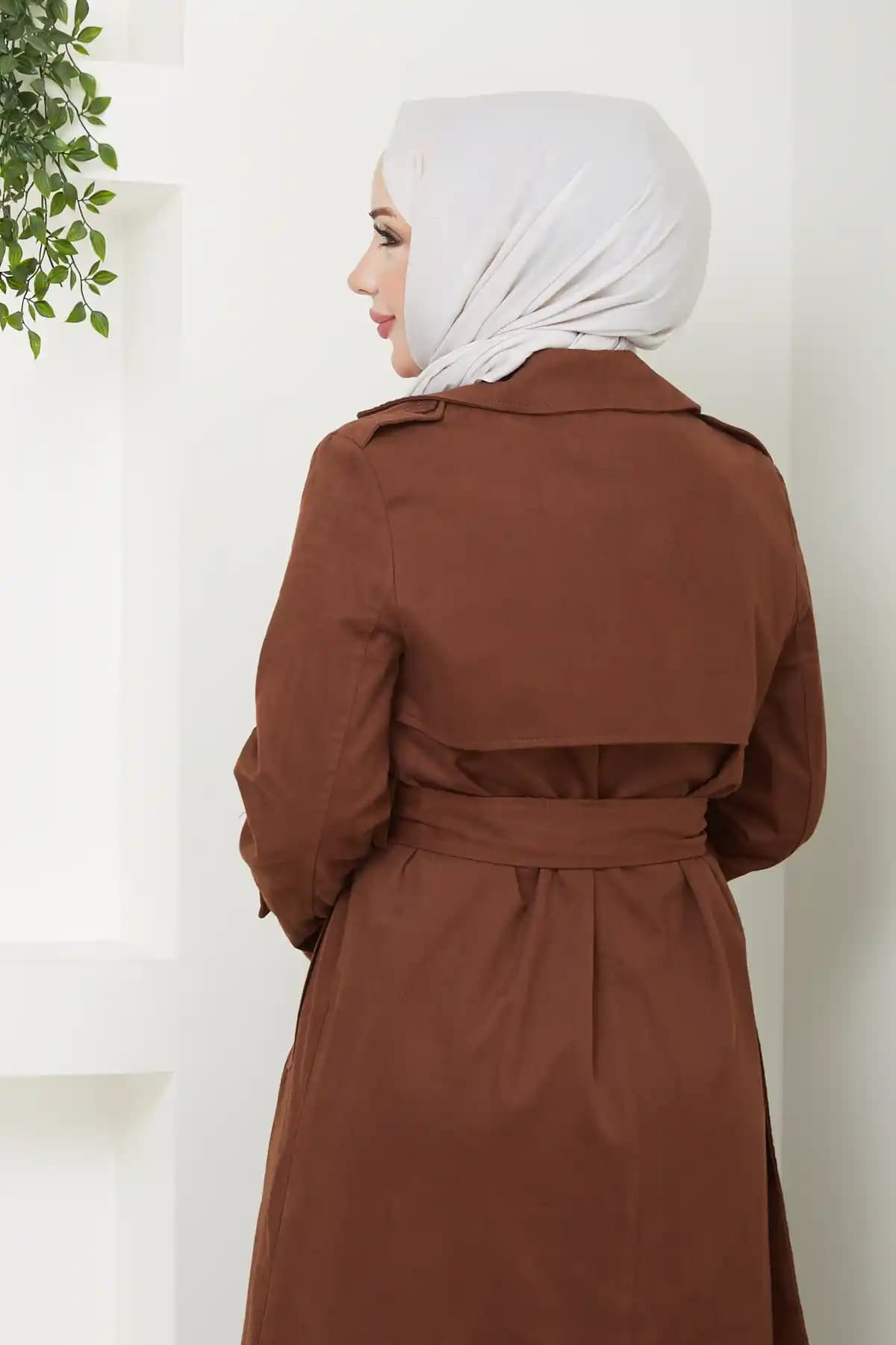 Kahve Renkli Trençkot Modası: Kombinasyonlar ve Stil İpuçları