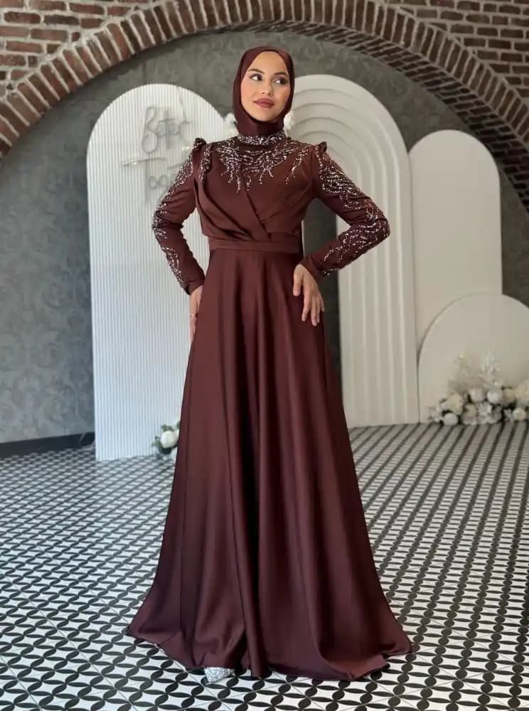 Kahverengi Abiye Modelleri: Şıklık ve Doğallığın Zarif Buluşması