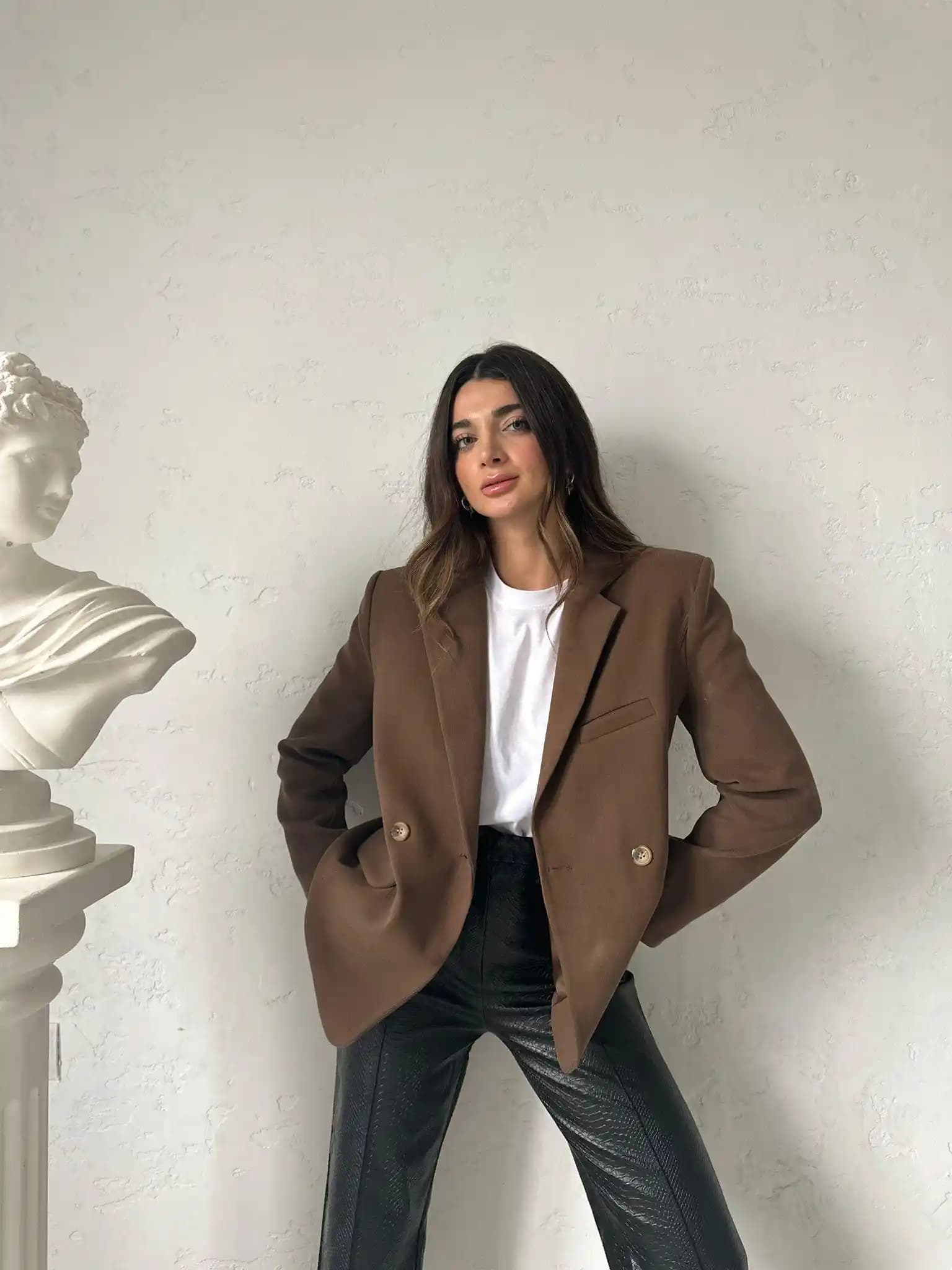 Kahverengi blazer ceket kombinleri: stil ipuçları ve sezon trendleri hakkında detaylar