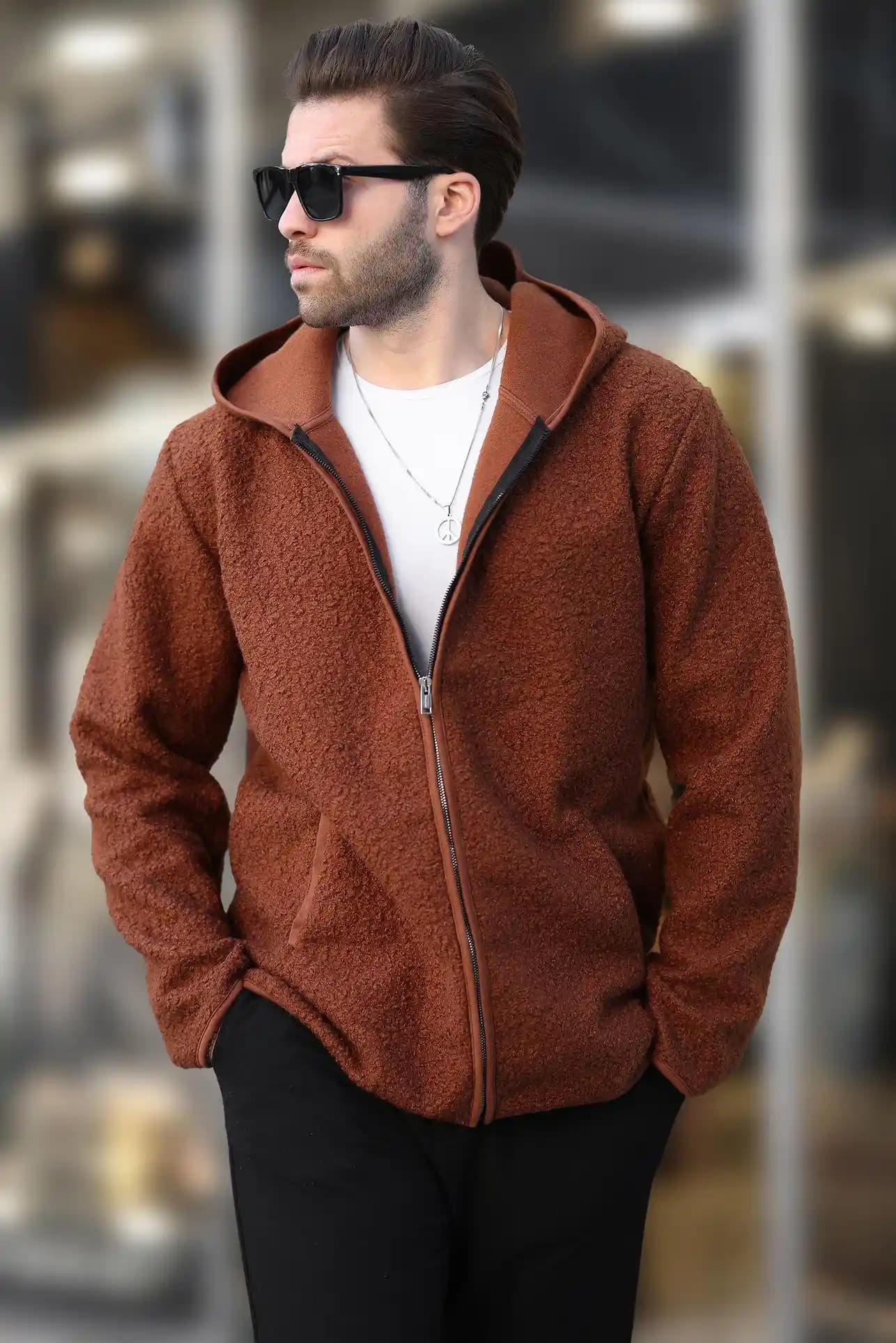 Kahverengi Fermuarlı Hırka: Moda ve Fonksiyonellik Bir Arada Sunan Şık Seçenek