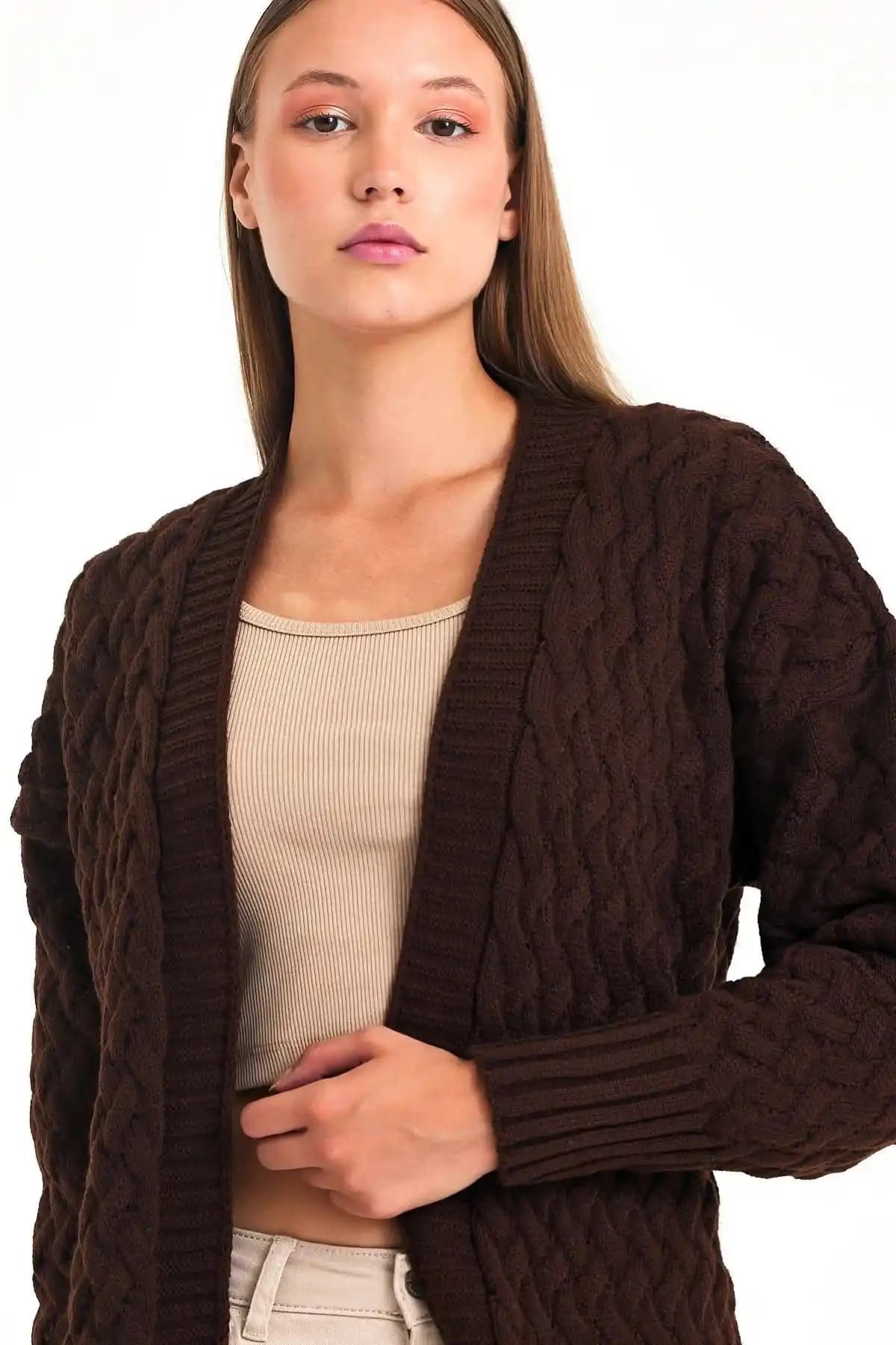 Kahverengi Hırka Modasında Sıcak ve Şık Kombinasyon Önerileri ve Bakım İpuçları