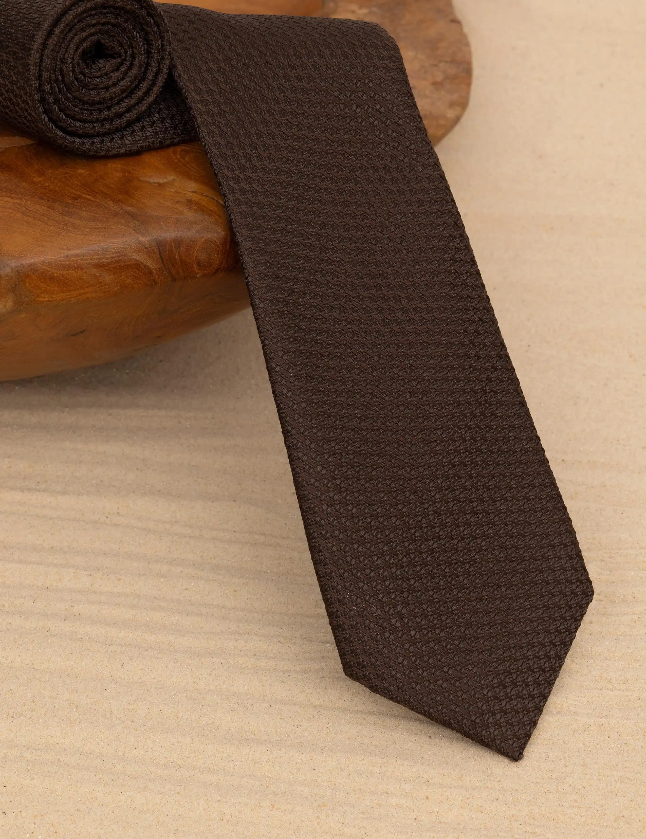 Kahverengi Kravat: Klasik ve Modern Tarzlar İçin Doğru Renk Seçimi ve Kombinasyon İpuçları