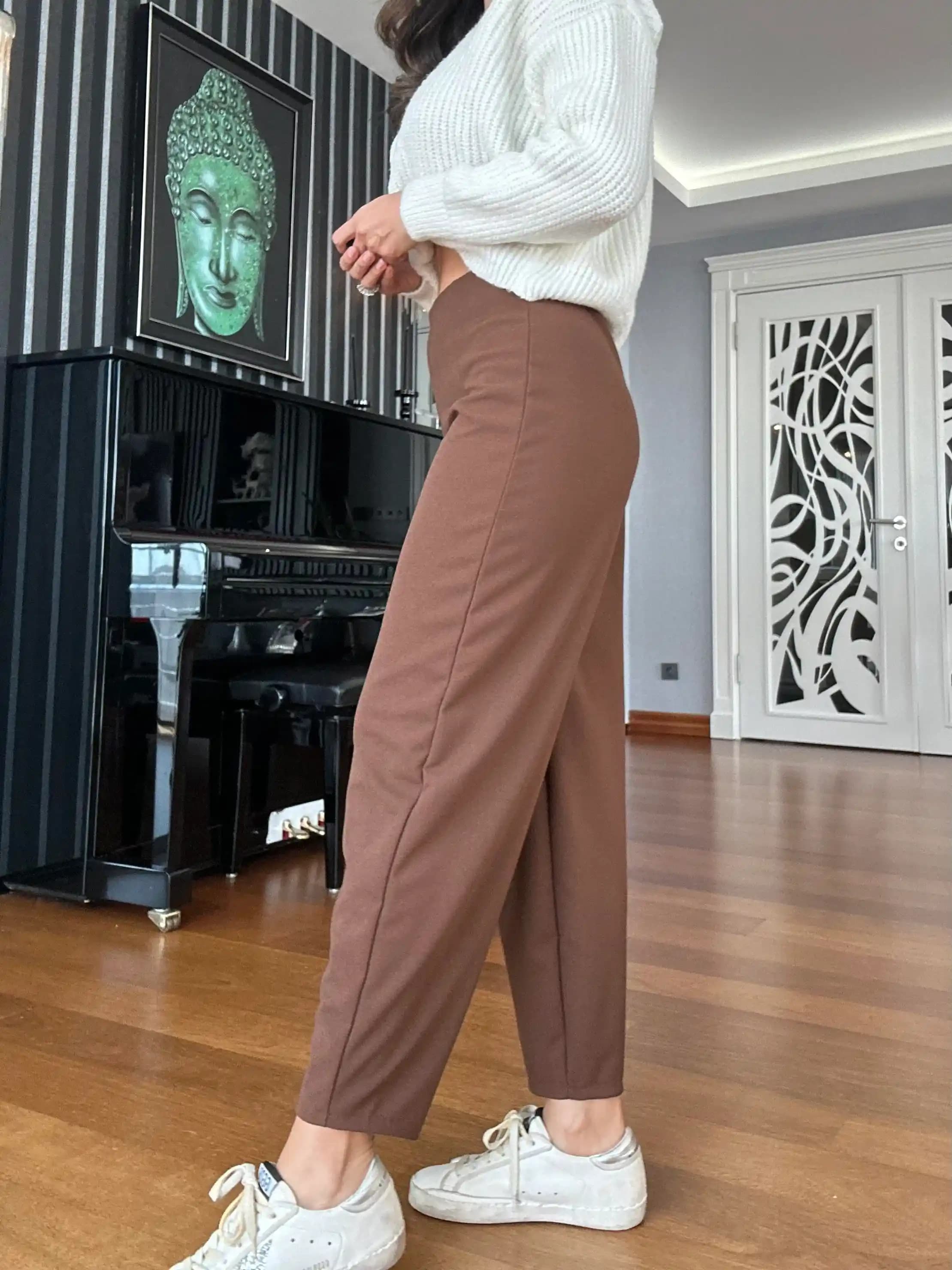 Kahverengi Likralı Pantolonlarla Moda Dünyasında Şıklık ve Konforun Buluşması