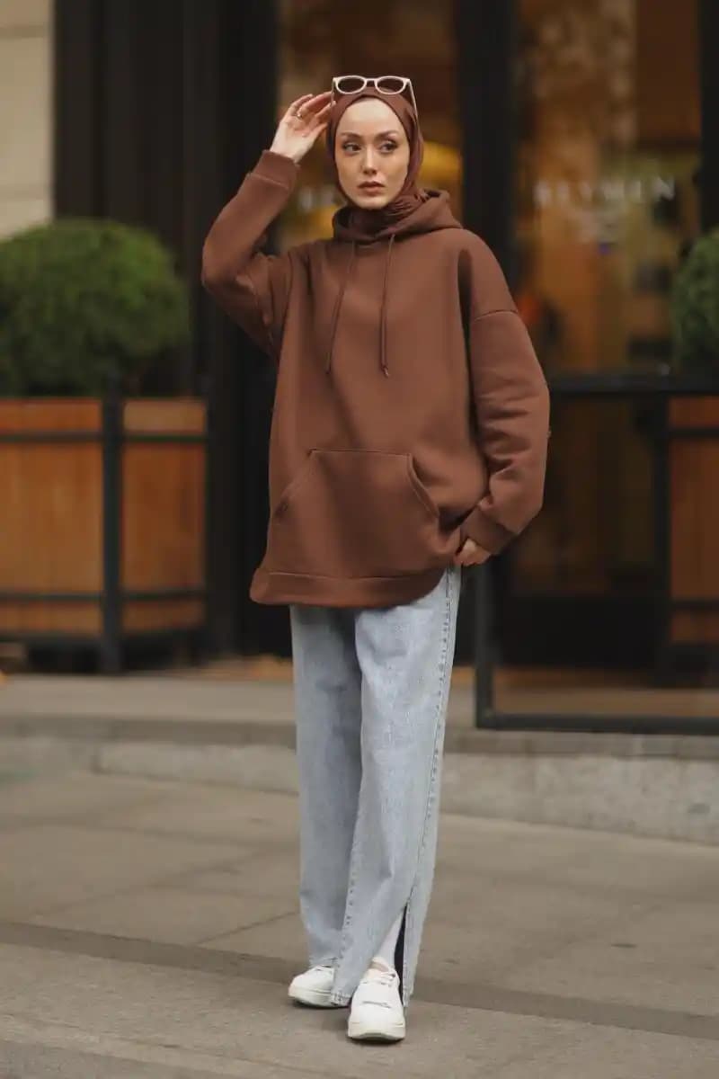 Kahverengi Sweat Kombinleriyle Rahat ve Şık Tarzlar Yaratma Rehberi