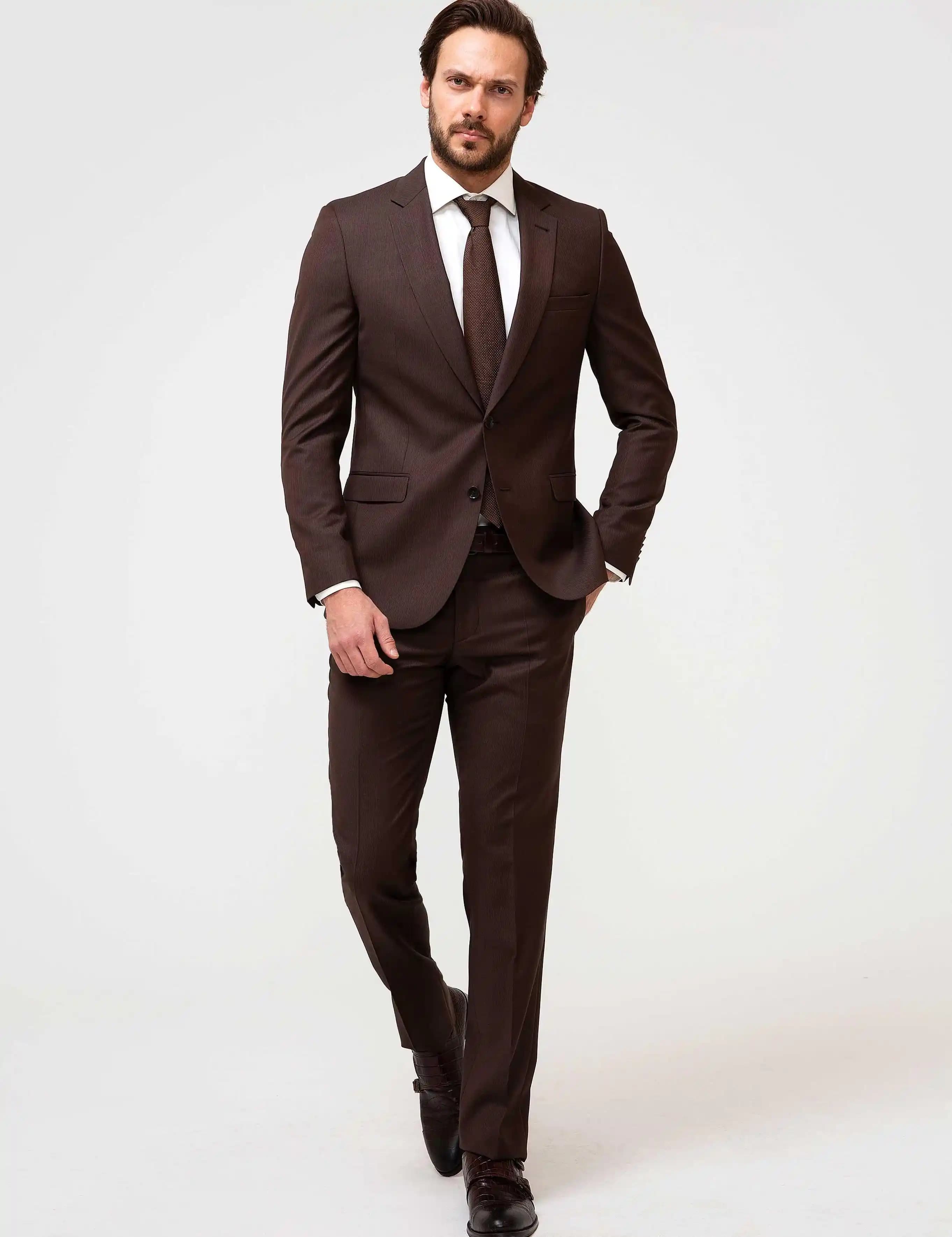 Kahverengi Takım Modada Sıcak ve Zarif Bir Seçenek Olarak Trendleri Yansıtıyor