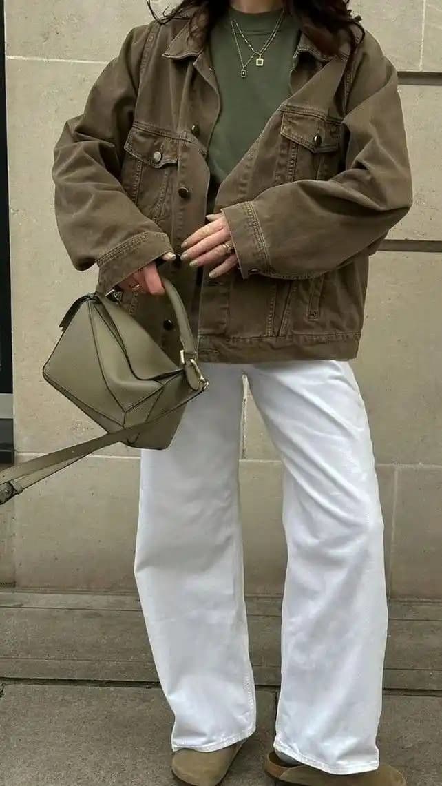 Kahverengi ve Yeşil Renklerin Moda Dünyasında Uyumlu Kombinasyonları ve Stil Önerileri