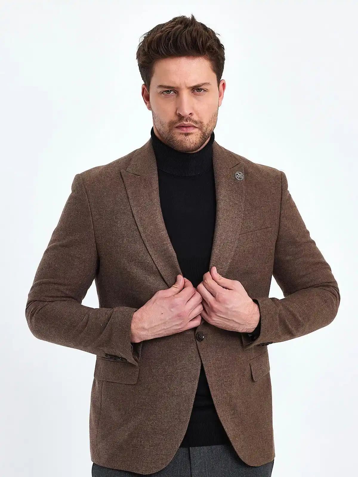 Kahverengi Yün Ceketler: Kış Modasında Şıklık ve Fonksiyonellik Sunan Parçalar