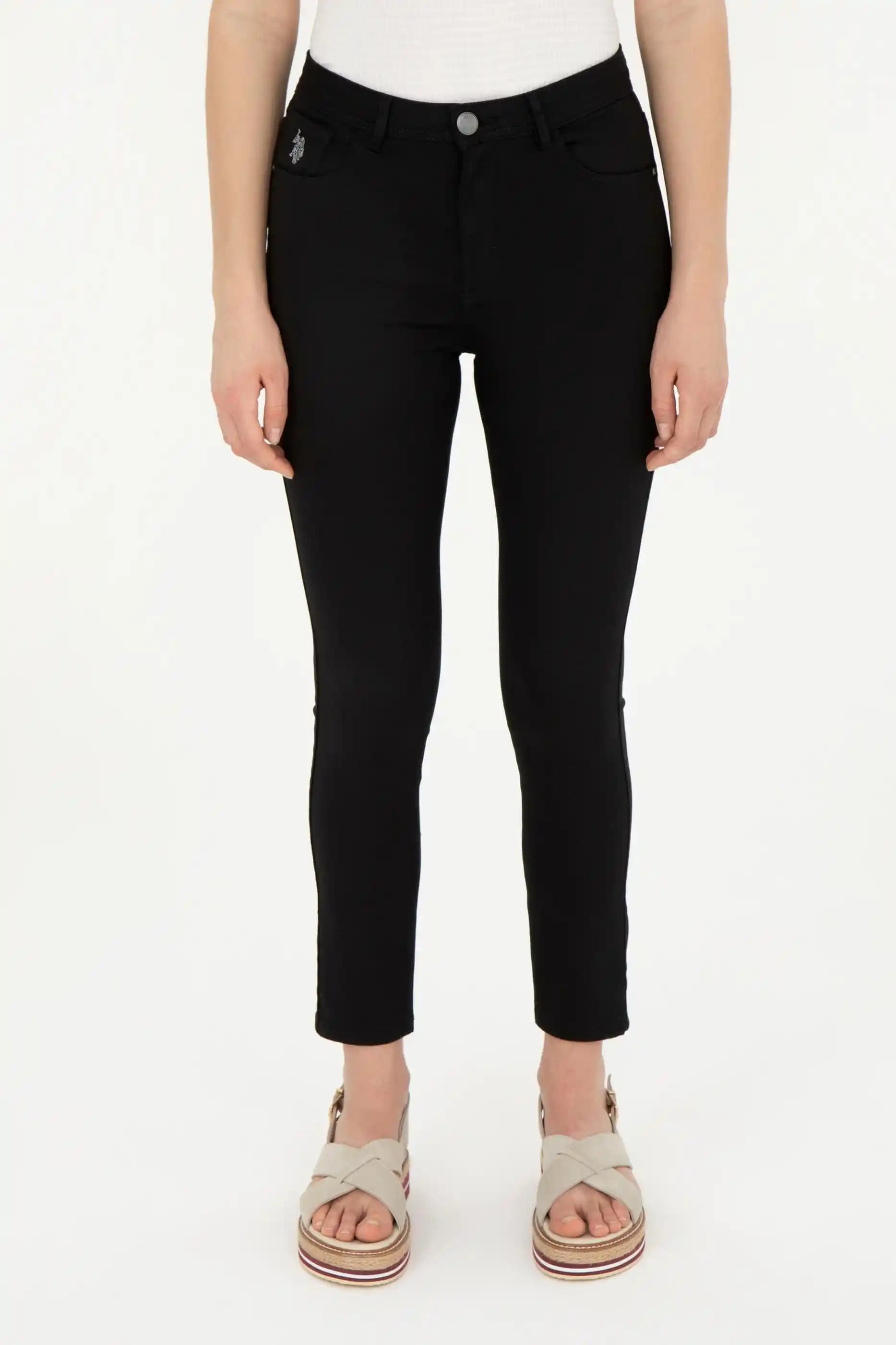 Kanvas Pantolonlar: Moda ve Fonksiyonelliğin Birleştiği Güncel Kadın Giyim Trendi