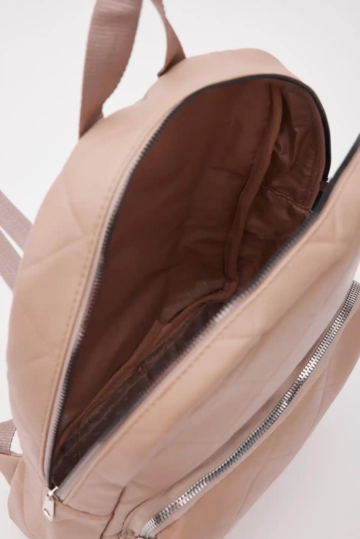 Kapitone Sırt Çantaları: Moda ve Fonksiyonelliğin Modern Buluşması