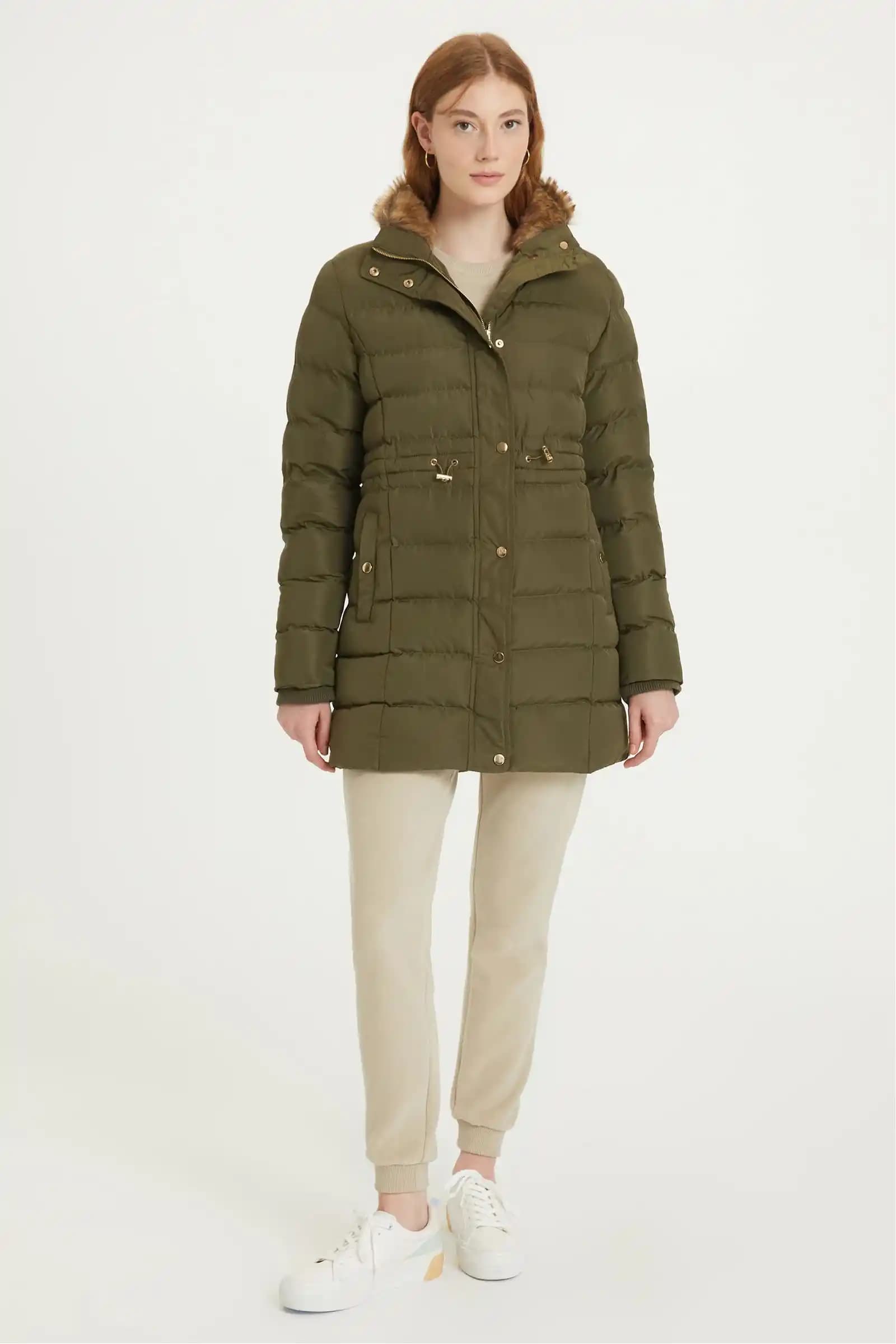 Kapüşonlu Suni Kürk Montlar Moda Trendleri ve Stil Önerileri