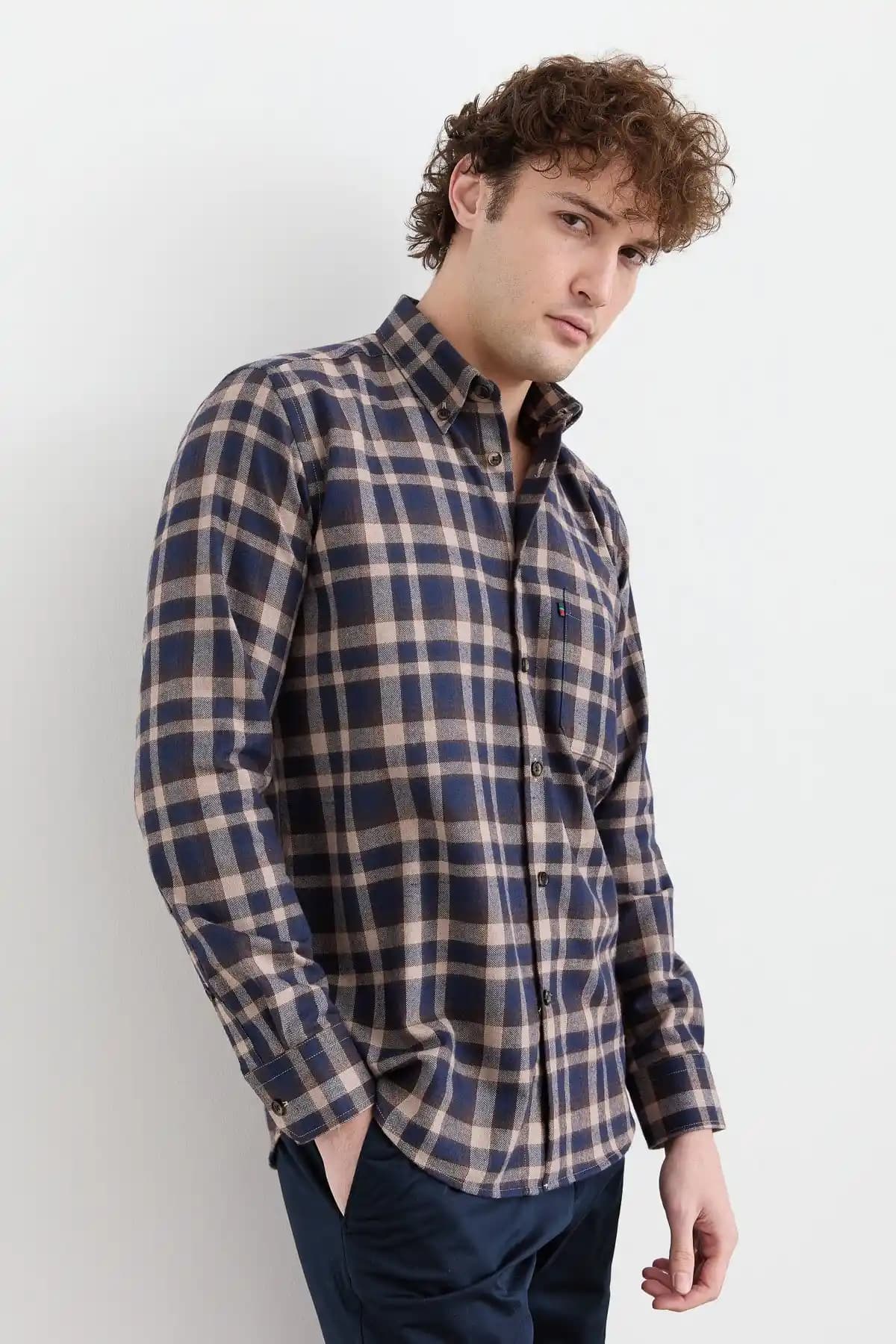 Kareli Erkek Gömlekler ile Kış Modasında Zamansız Şıklık ve Çok Yönlülük