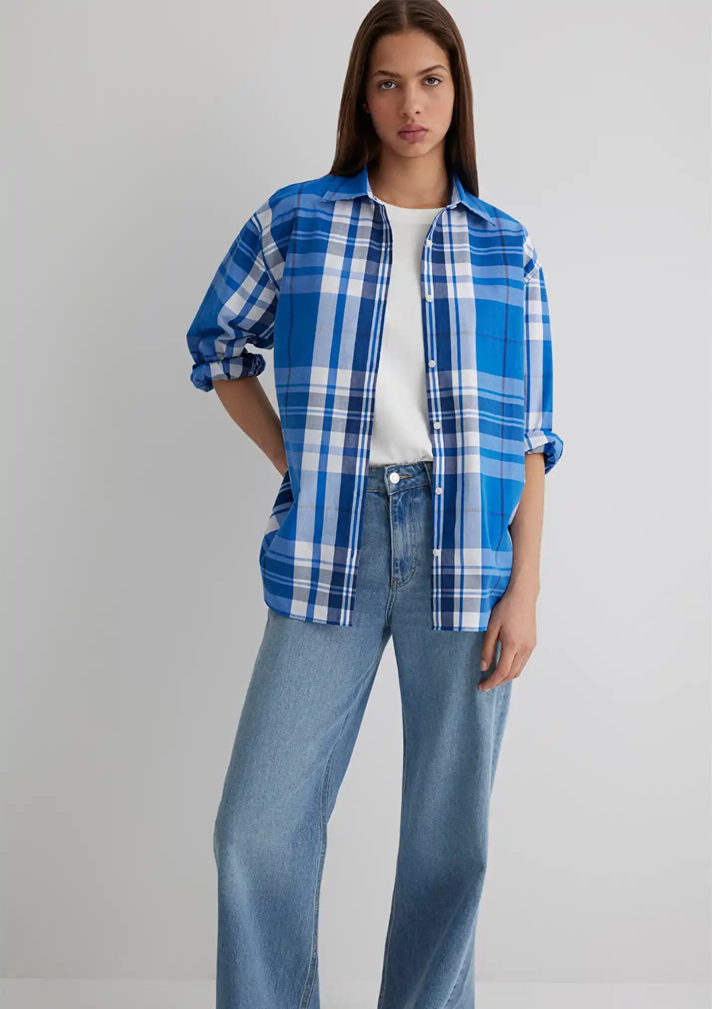 Kareli Mavi Gömlek Modasında Zamansız Şıklık ve Stil İpuçları