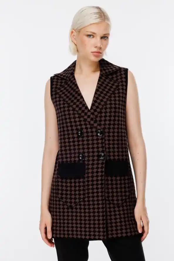 Kareli Yelek Modelleri ve Stil İpuçları: Moda Dünyasında Zamansız Şıklık