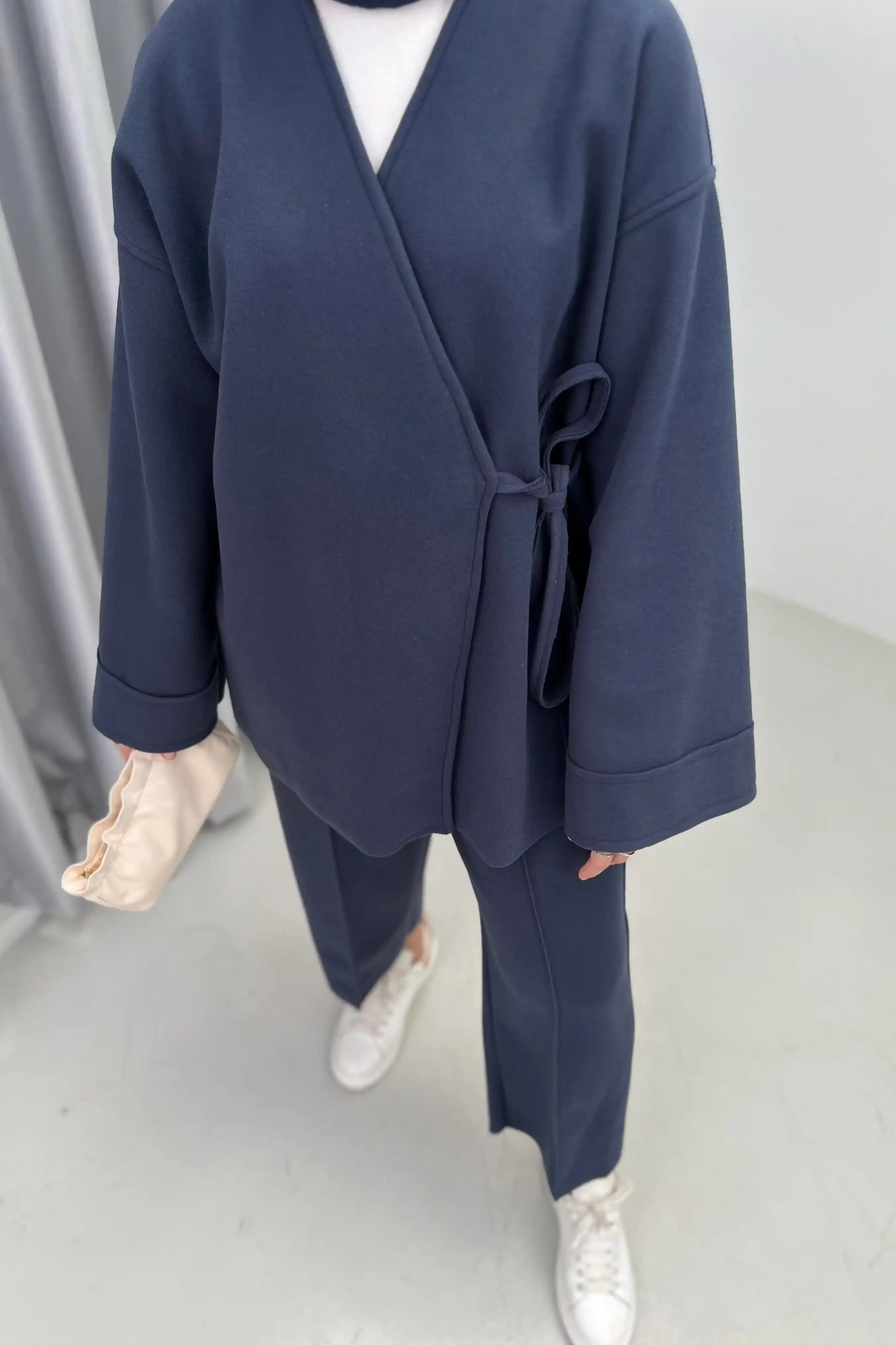 Kaşe Takım: Moda Dünyasında Şıklık ve Çok Yönlülüğün Temsilcisi