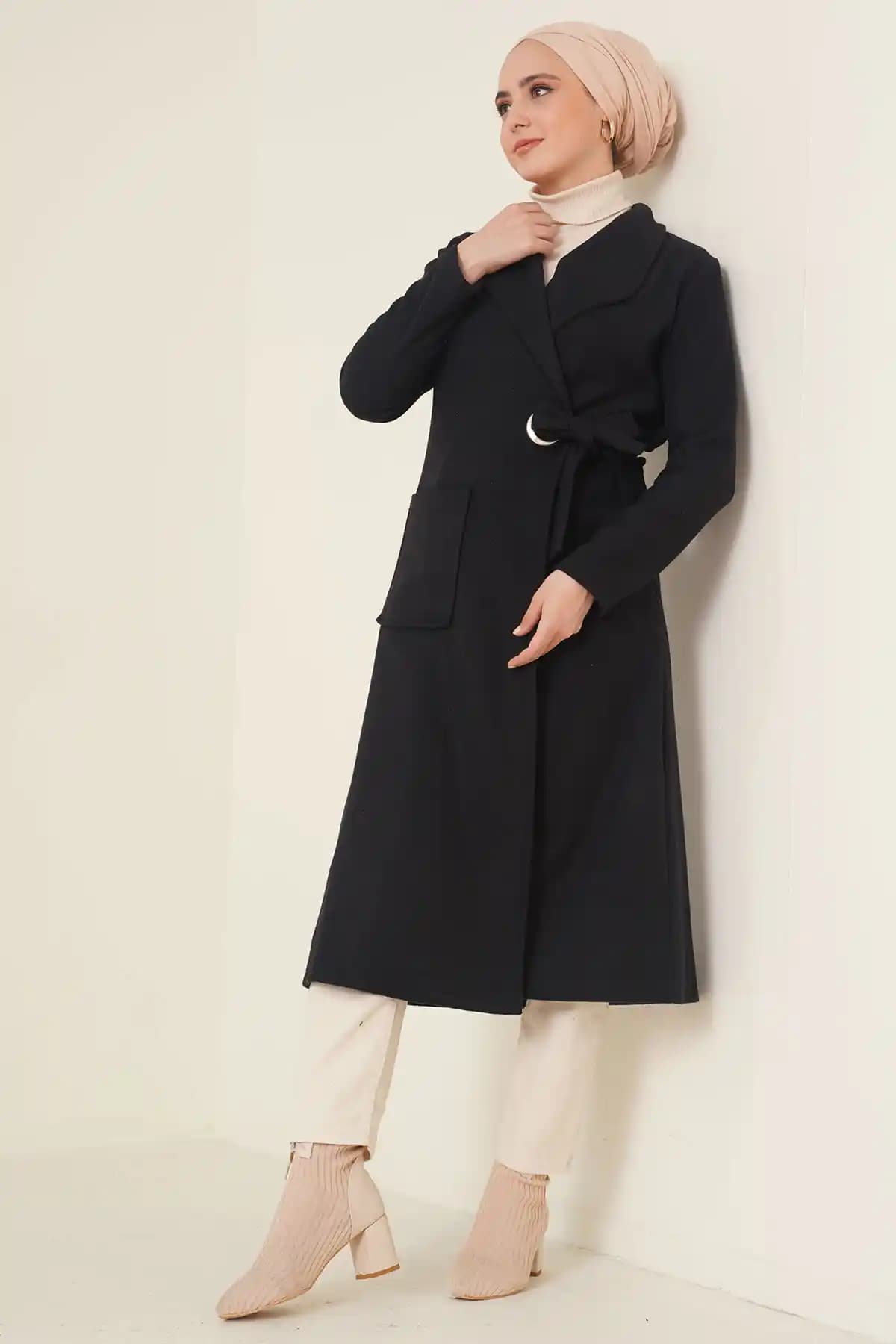 Kaşe Trençkotun Tarihçesi ve Güncel Moda Trendleri Üzerine Kapsamlı Bir Analiz