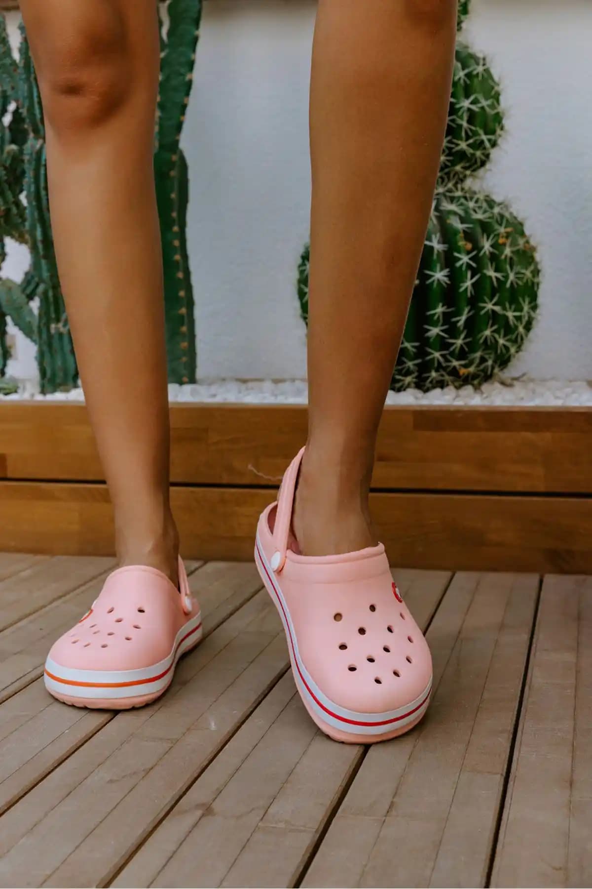 Kavuniçi Renginin Crocs ile Moda Dünyasındaki Yeri ve Trendler