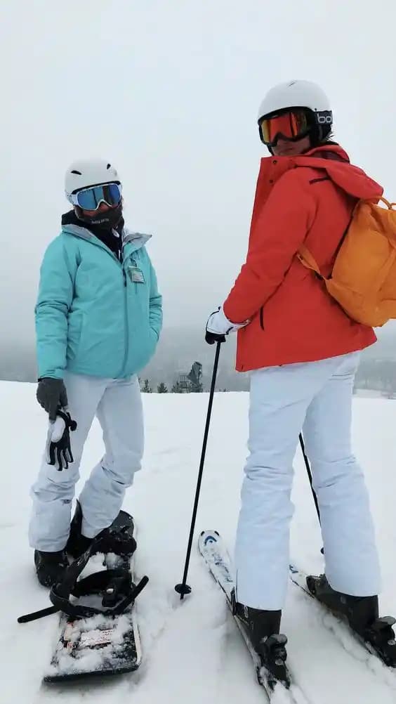 Kayak Giderken Ne Giyilmeli? Kış Sporları İçin Doğru Kıyafet Seçimi Rehberi