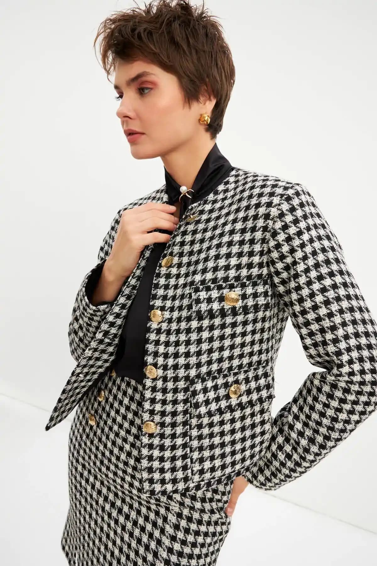 Kaz Ayağı Ceket: Zamansız Şıklığın Temel Parçası ve Moda Trendlerindeki Yeri