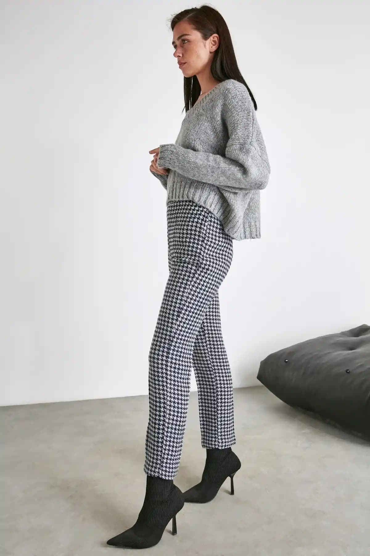 Kazayağı Pantolon Nedir ve Moda Dünyasında Neden Bu Kadar Popüler