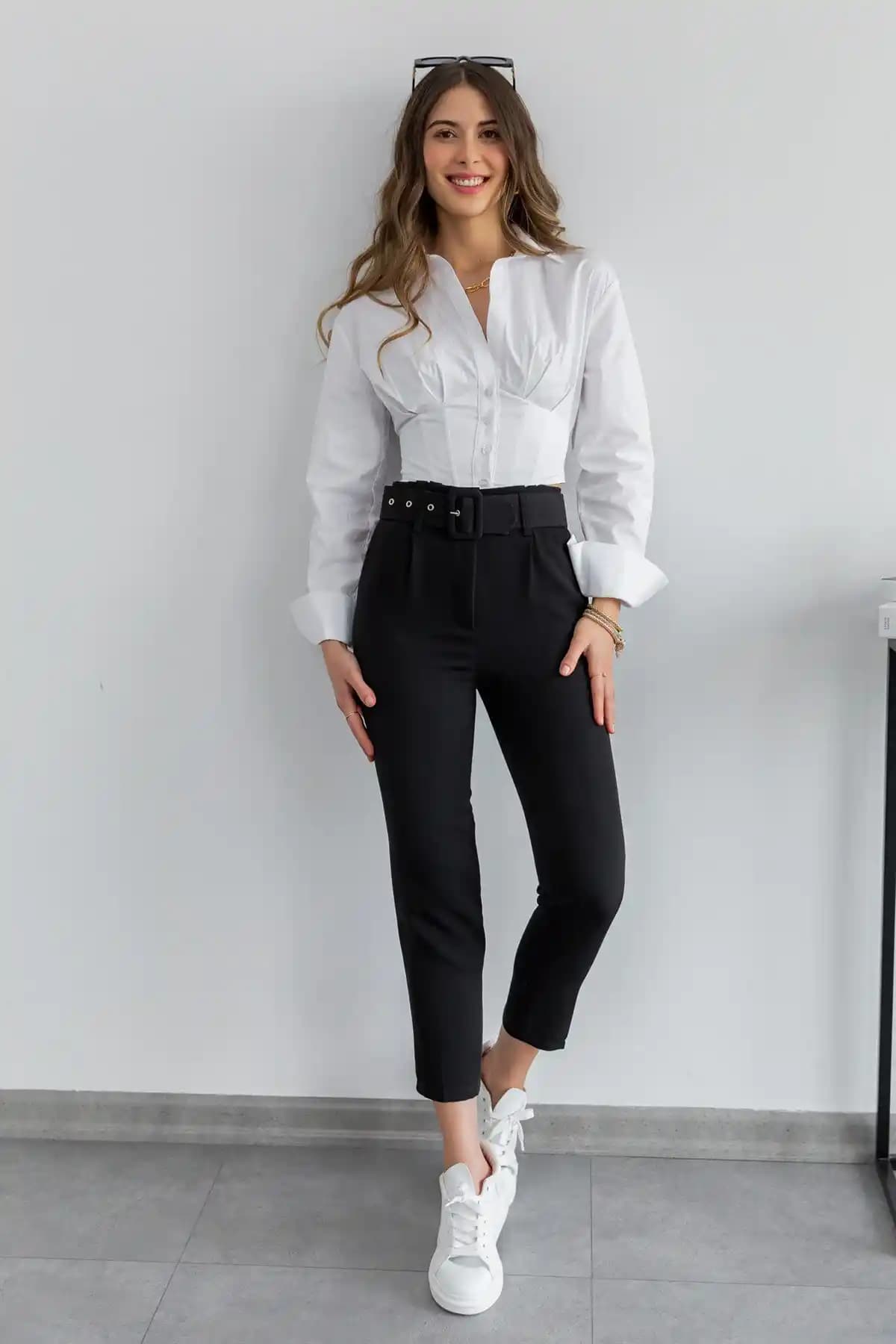 Kemerli Kumaş Pantolonlarla Şık ve Modern Kombinler: Moda Trendleri ve Stil İpuçları