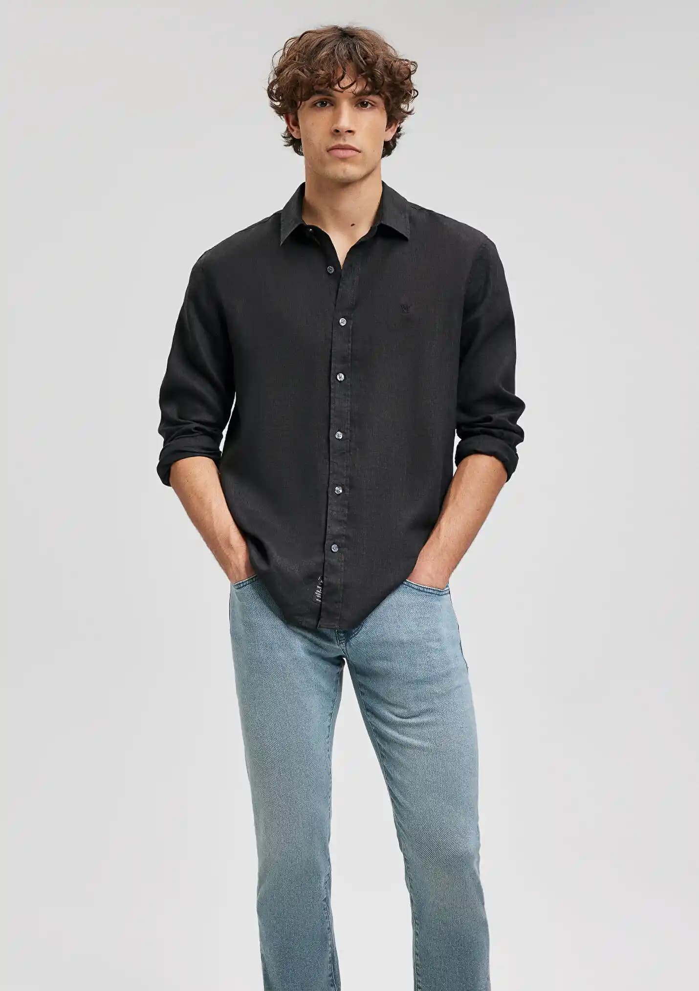 Keten Gömlekler: Yaz ve Yaz Sonrası Şıklık İçin Mavi ve Siyah Seçenekler