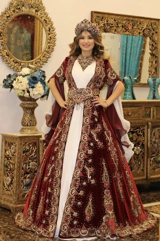 Kına Gecesi İçin En Şık ve Trend Elbise Modelleri ve Kombinasyon İpuçları