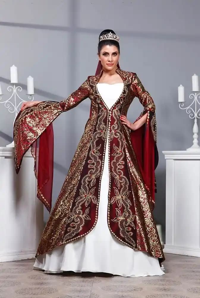 Kına Gecesinde Damat Kıyafetleri: Gelenekselden Moderne Şık ve Rahat Seçenekler