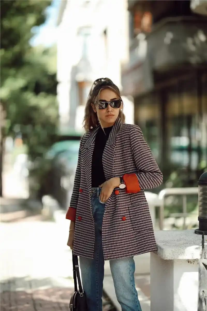 Kiremit Rengi Blazer Ceketlerle Şık ve Modern Tarz Yaratmanın Yolları